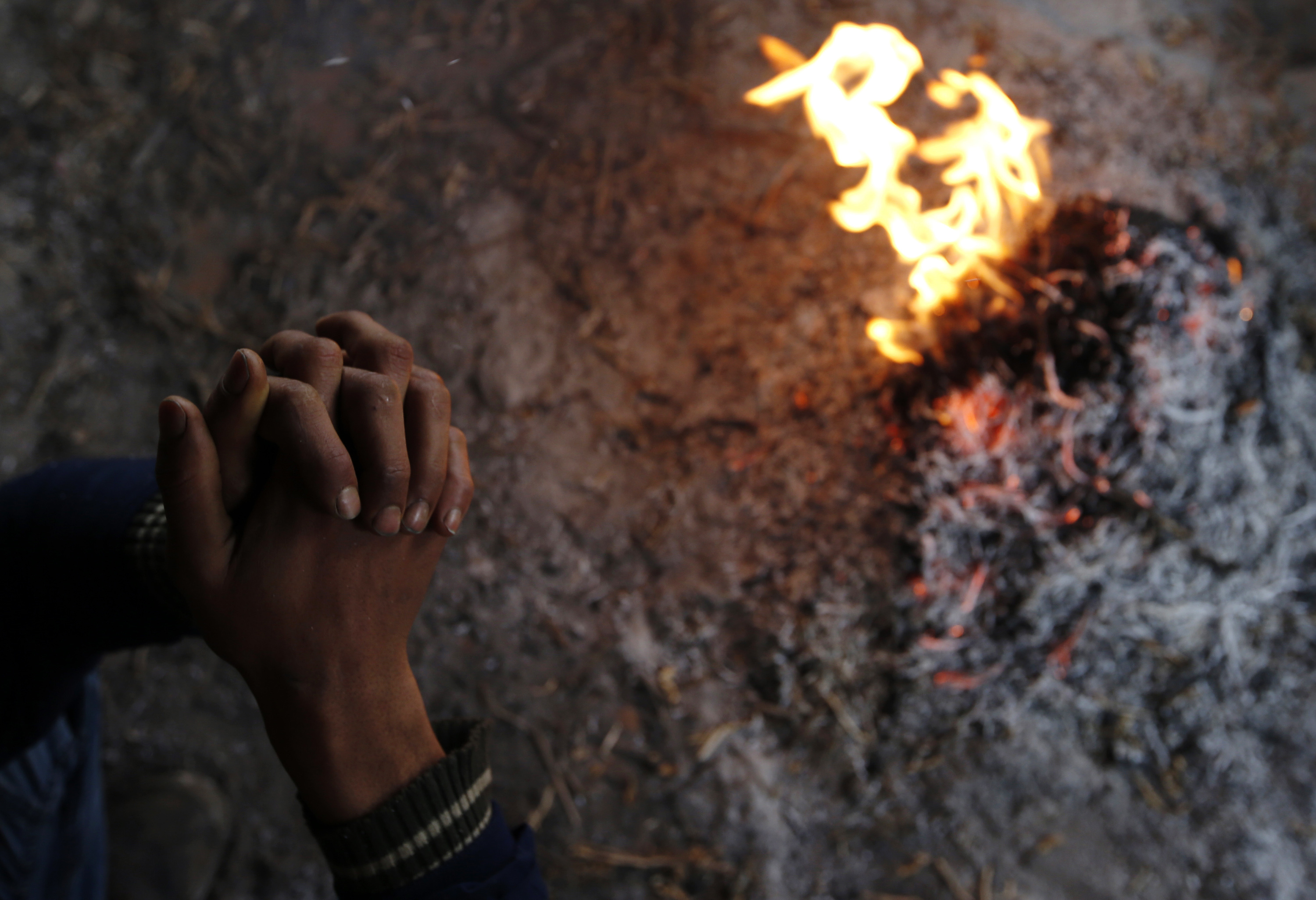 Мигрантите си палят огньове, за да се защитят от минусовите температури