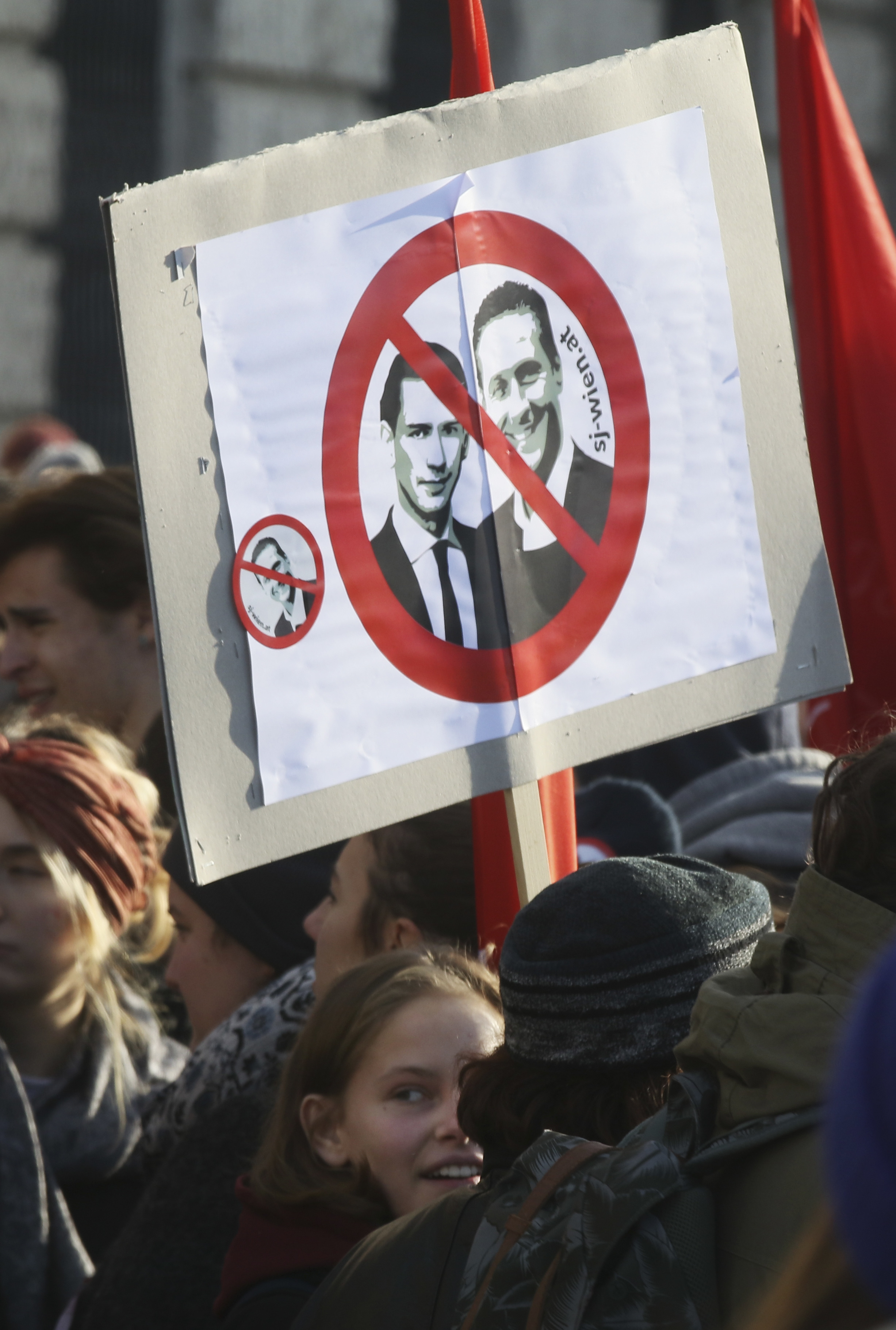 Протест във Виена срещу новото правителство, в което влезе крайната десница от Австрийската партия на свободата