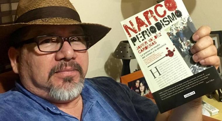 Хавиер Валдес Карденас с последната си книга  ”Нарко-журналистика”