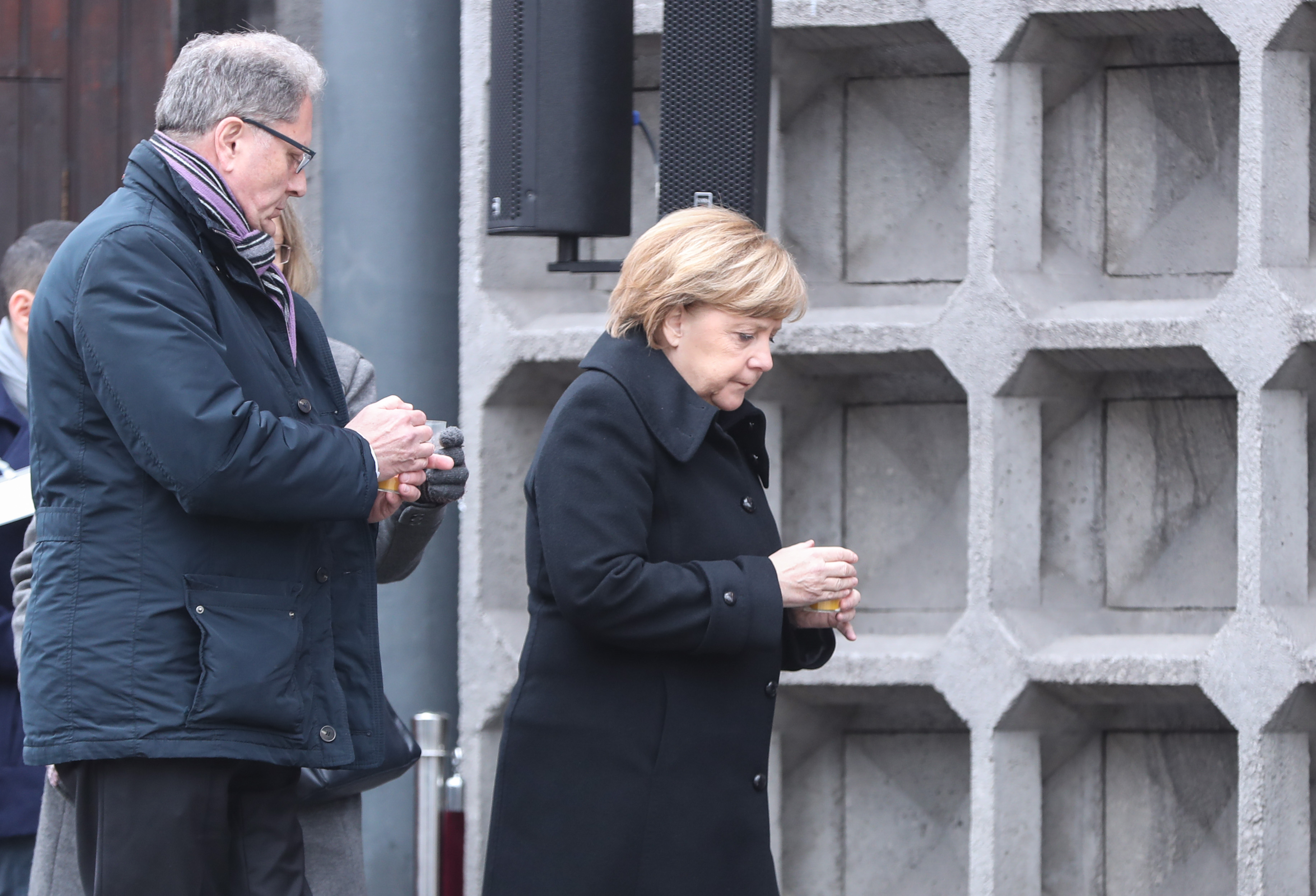 Канцлерът на Германия Ангела Меркел по време на церемонията по откриването на паметника в Берлин