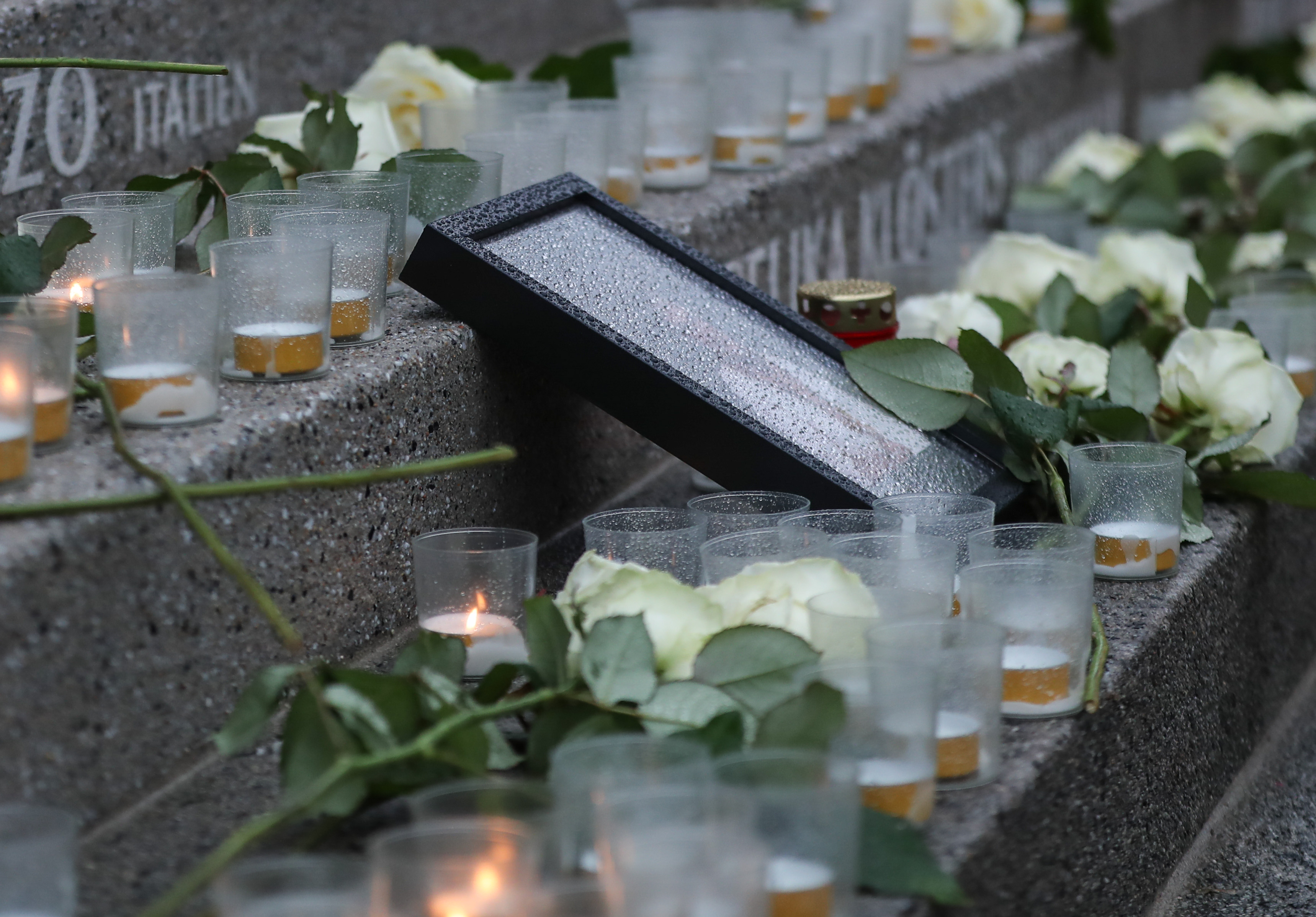 На мястото на миналогодишната трагедия в Берлин бяха положени много цветя, имаше и портрети на някои от загиналите