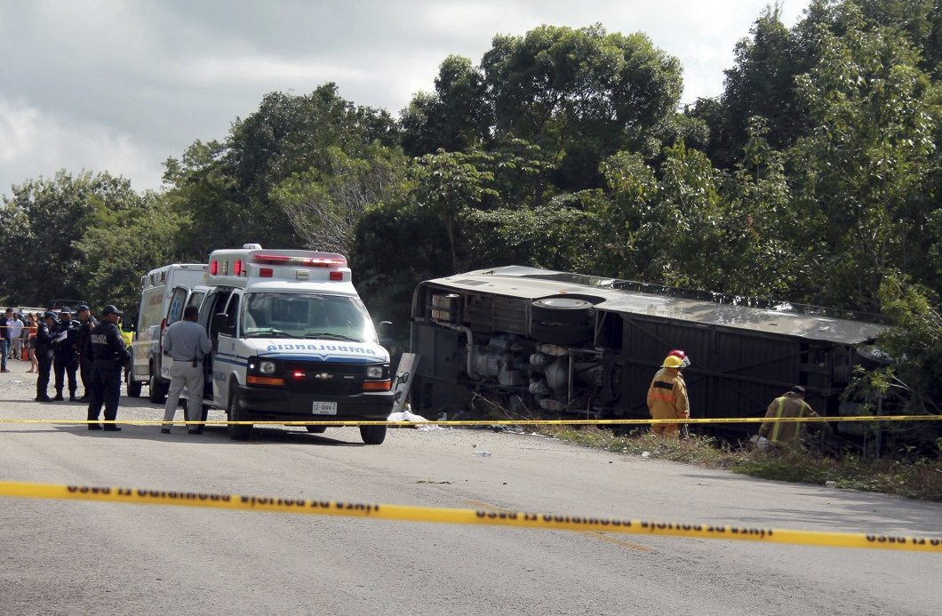 12 жертви при катастрофа на туристически автобус в Мексико