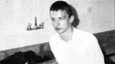 МВР Там 17 годишният ученик първо влиза в стая 519 където