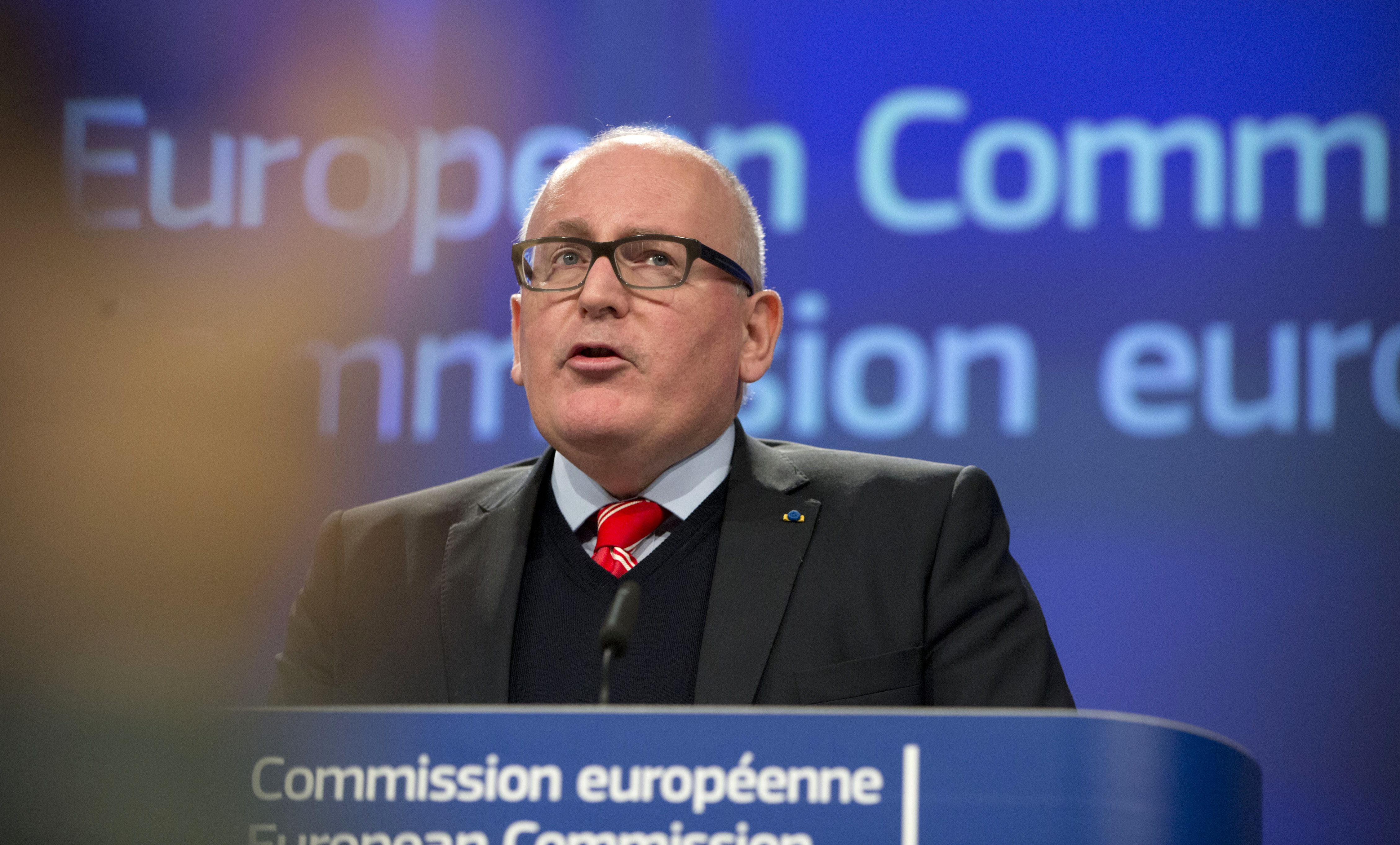 Заместник-председателят на Европейската комисия Франс Тимерманс обяви решението за Полша вчера