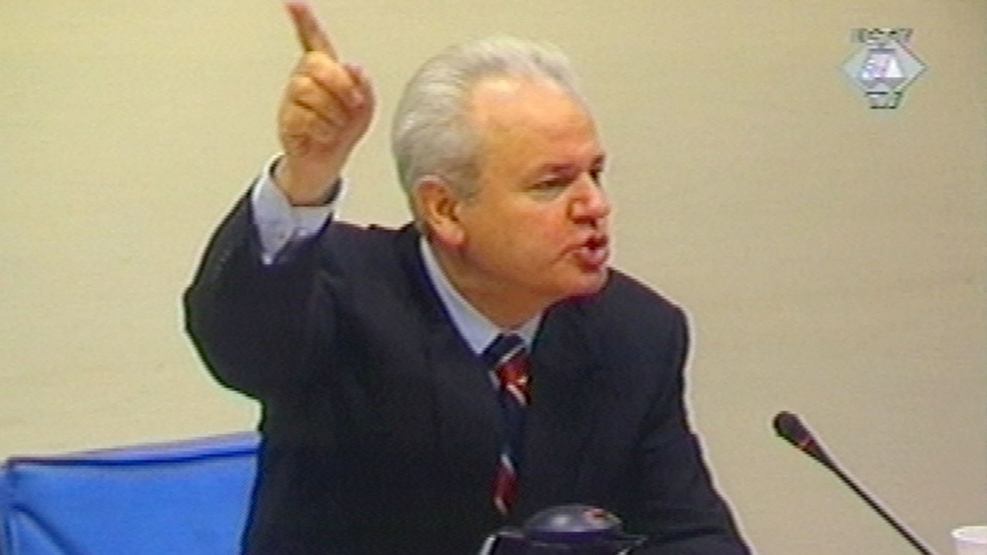  Слободан Молишевич се държи доста надменно при започване на процеса 