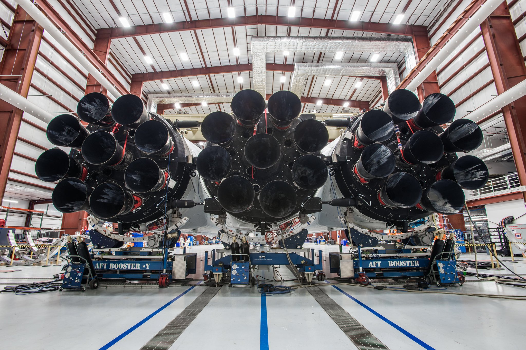 SpaceX тества двигателите на Falcon Heavy