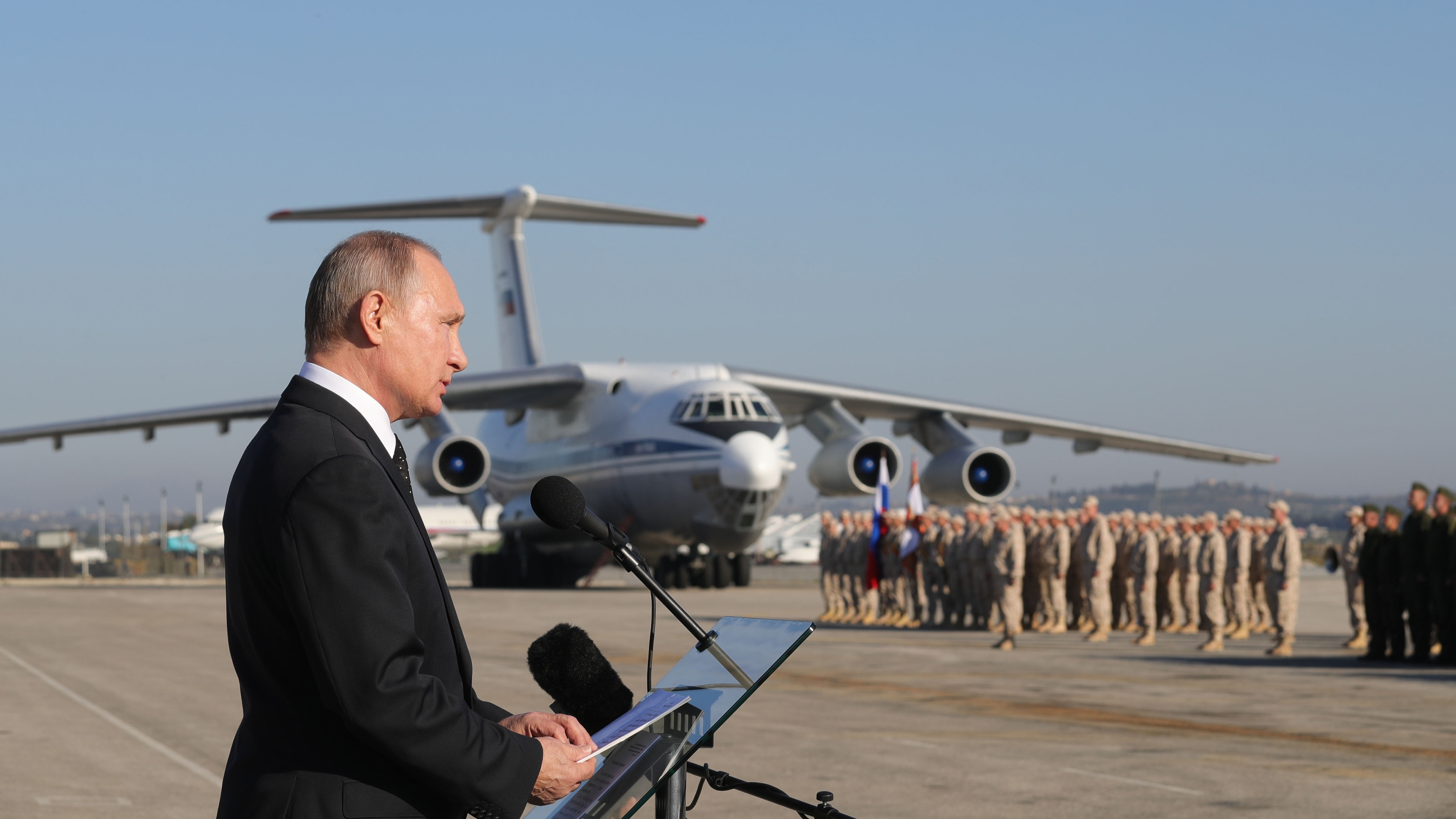 ”Приятели, родината ви очаква”, обърна се Владимир Путин към военните от авиобаза ”Хмеймим”