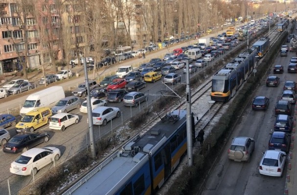 Авария остави половин София без градски транспорт