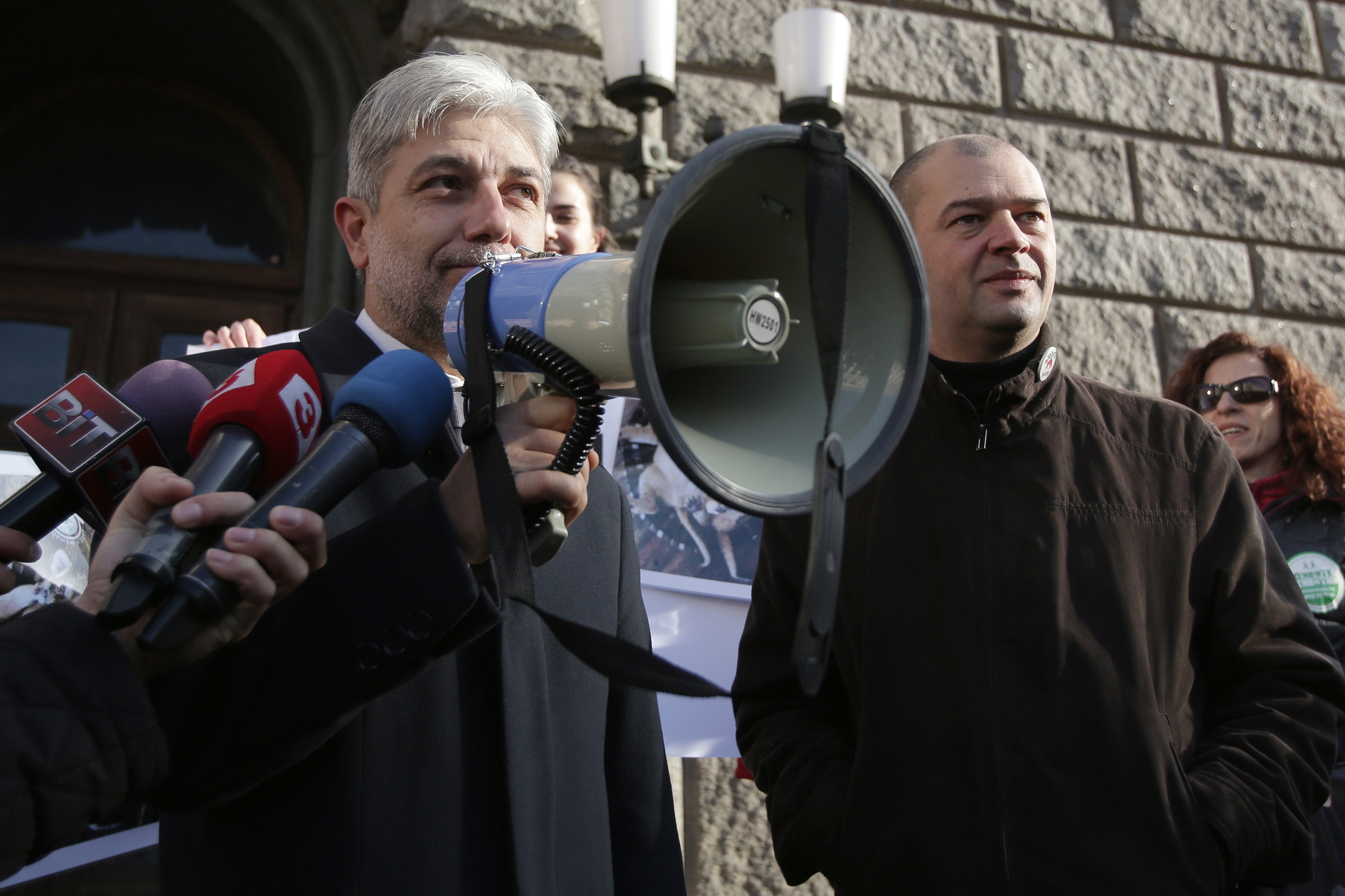 Министърът на околната среда и водите Нено Димов пред протестиращите за лъвчетата от Разград