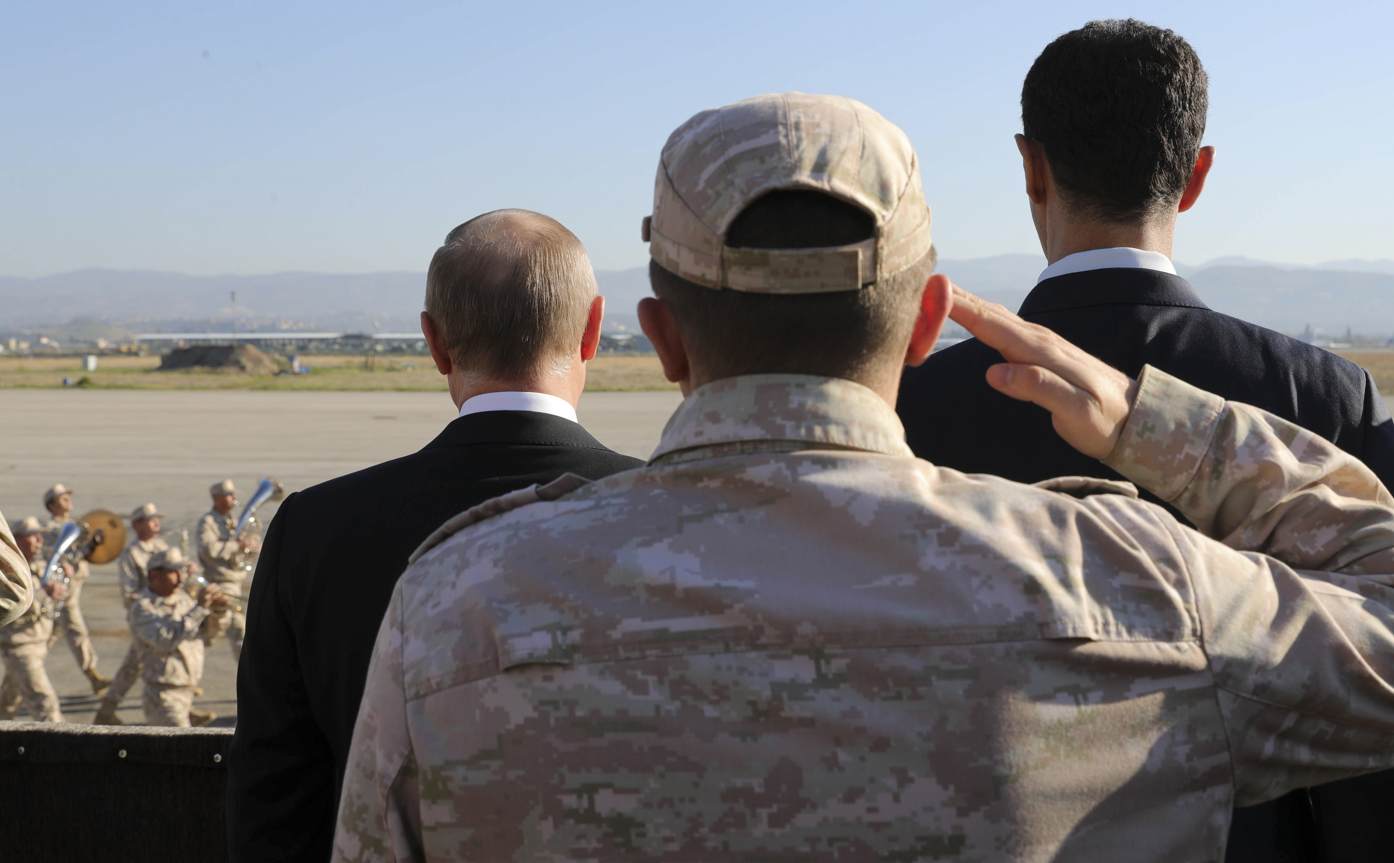 Владимир Путин и Башар Асад в Сирия преди изтеглянето на руските войски, завършило неотдавна