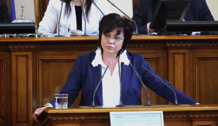 Лидерът на БСП Корнелия Нинова в парламента