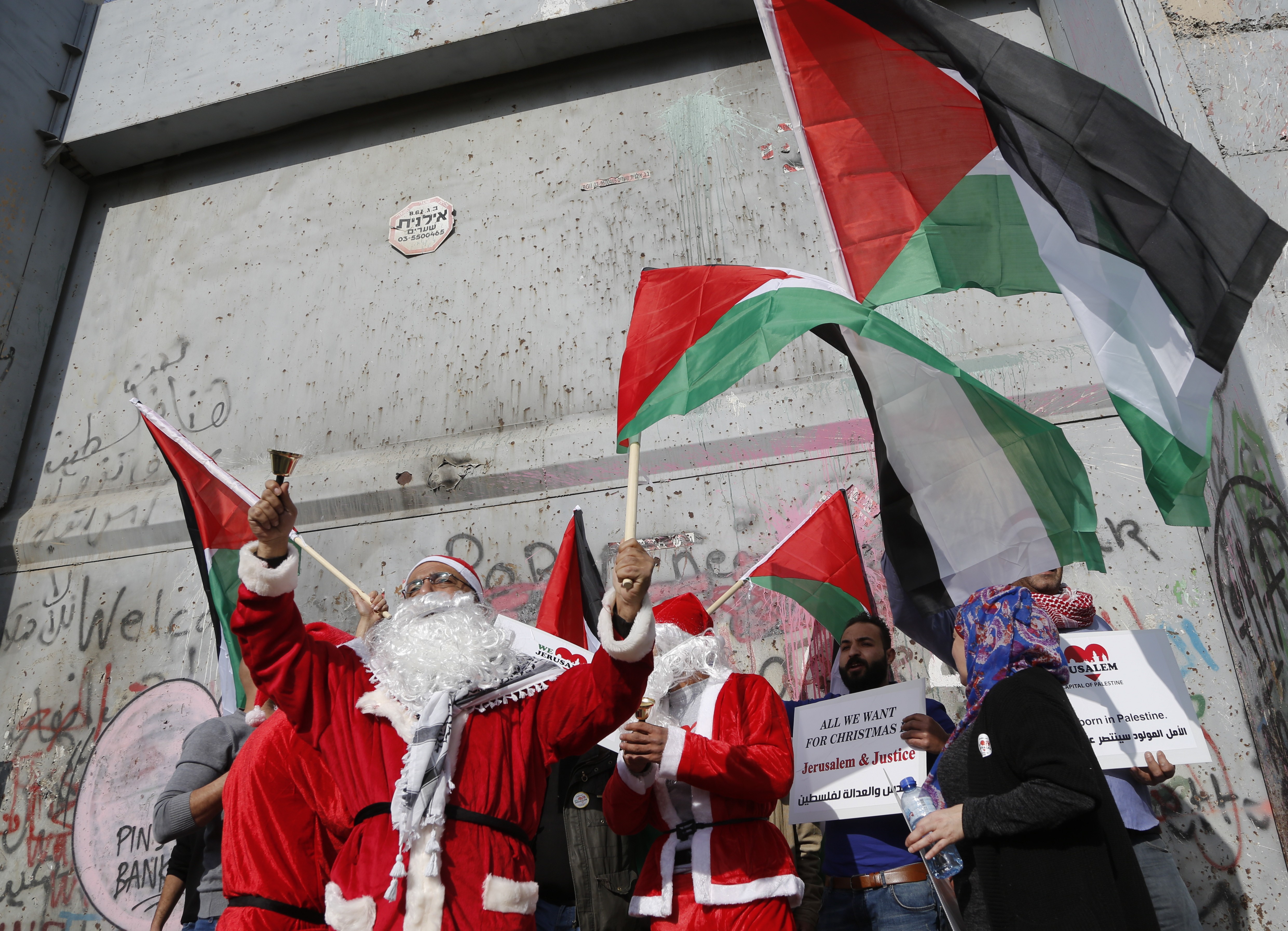 Протест на палестинци във Витлеем в костюми на Дядо Коледа