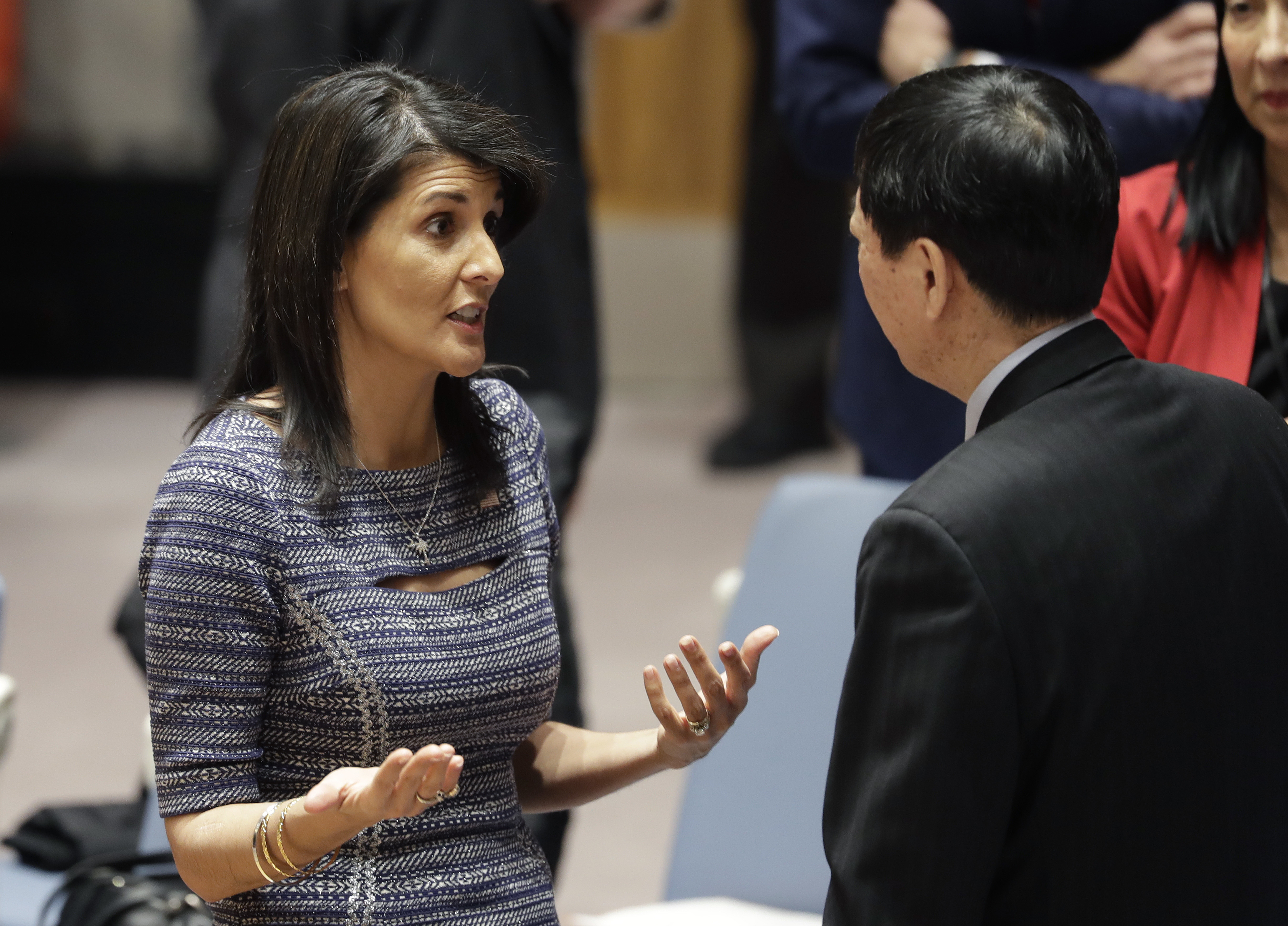 Представителката на САЩ в ООН Ники Хейли обсъжда с китайския дипломат Ву Хайтао санкциите