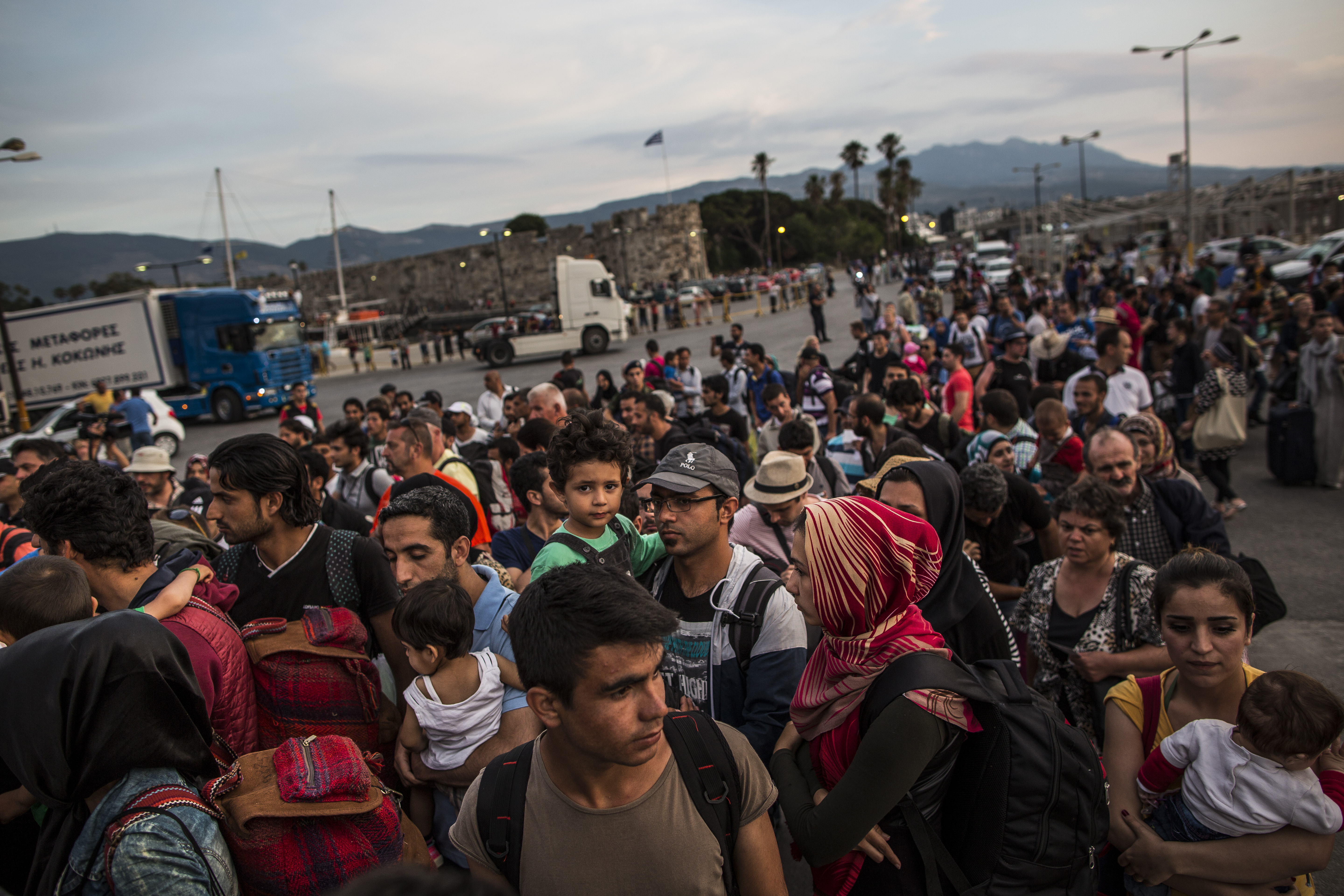 Многолюдни групи от мигранти пристигаха на гръцкия остров Кос през годината