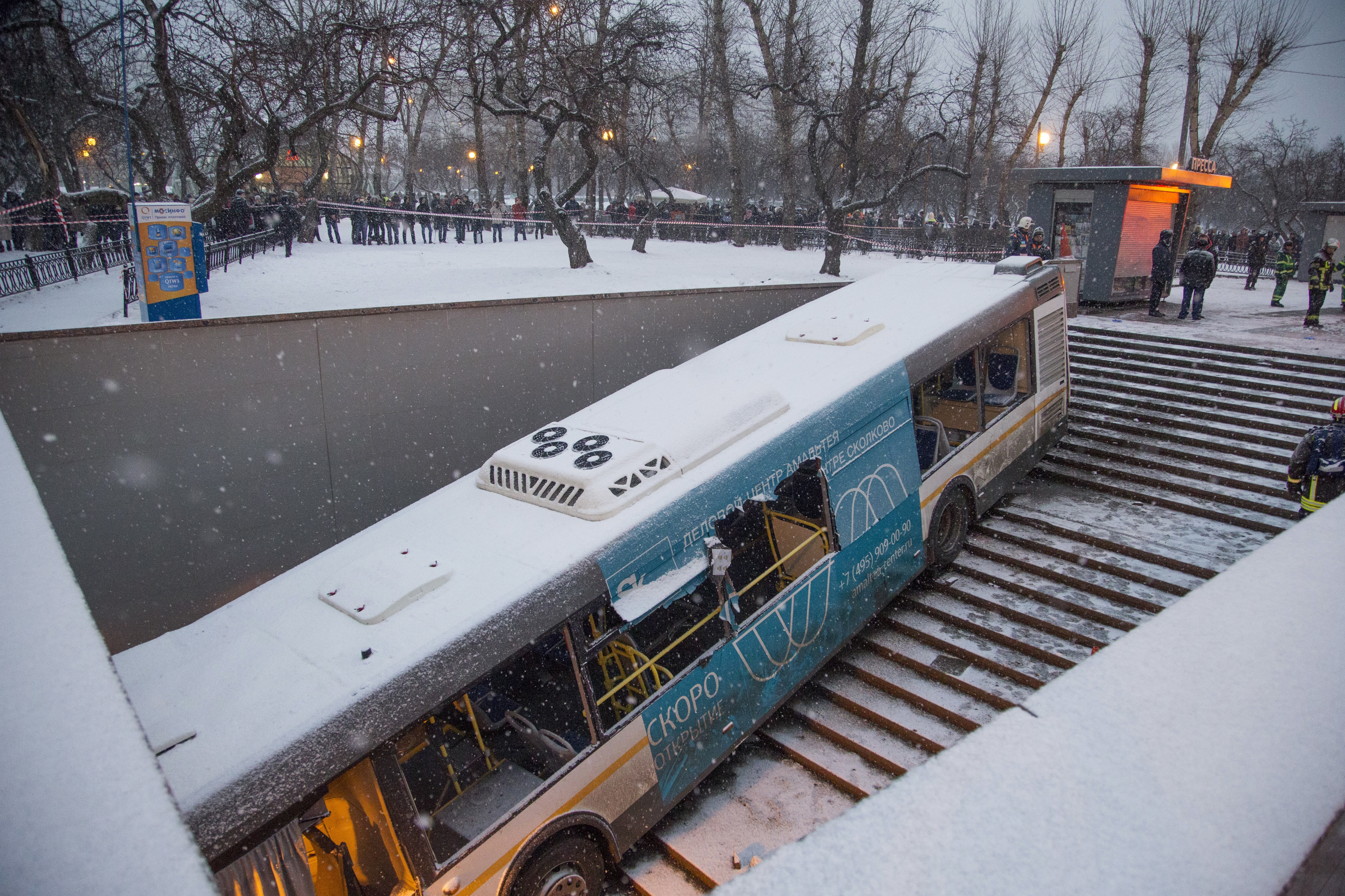 Градски автобус се вряза в подлез в Москва