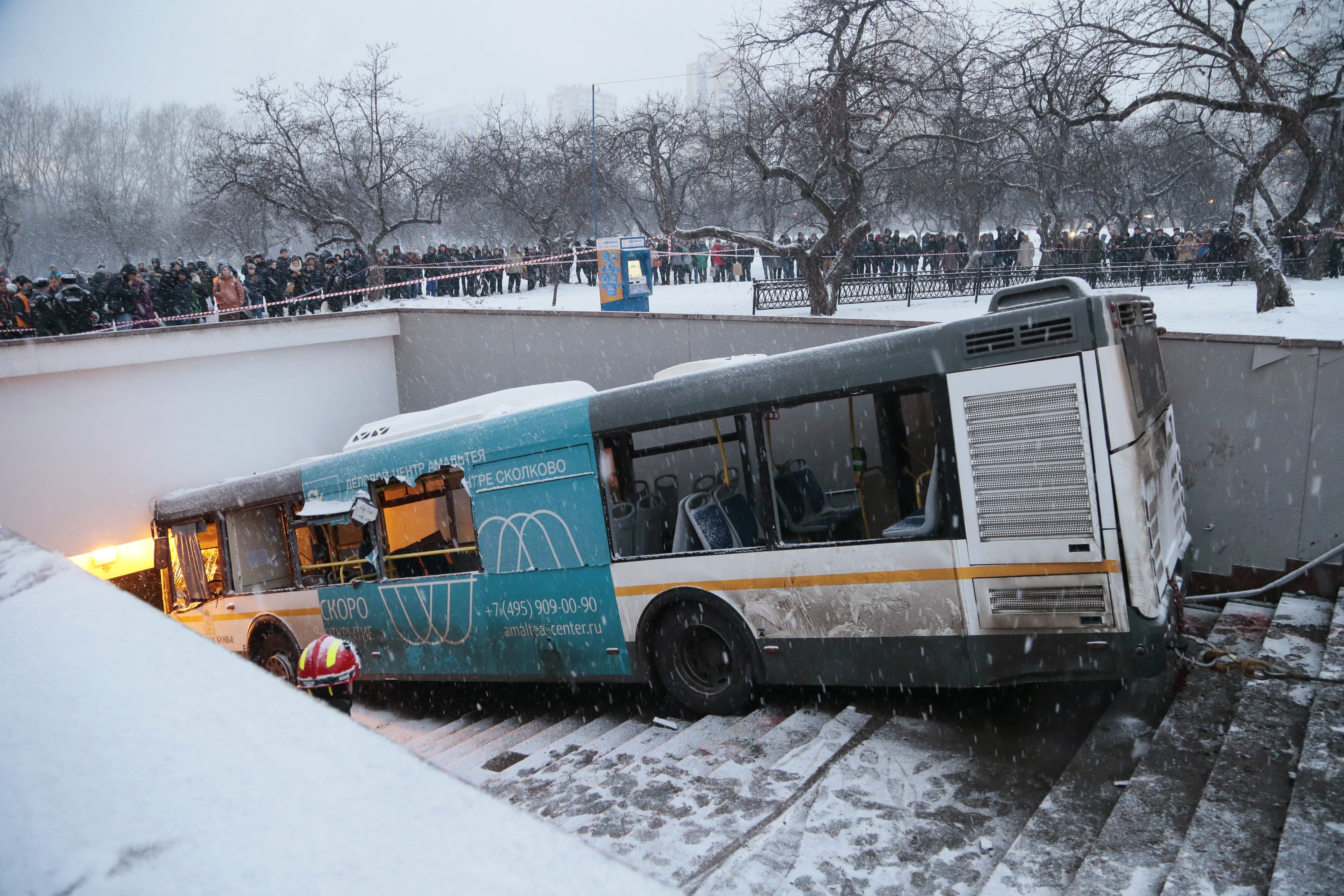 Градски автобус се вряза в подлез в Москва