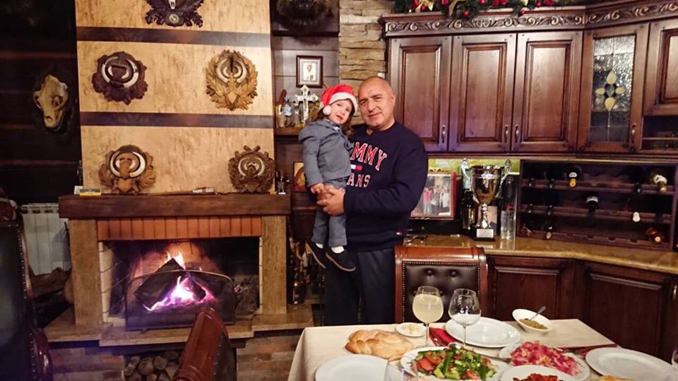 Борисов с внука си в дома си в Банкя