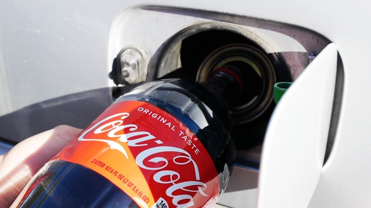 Какво става, ако сипете Coca-Cola в резервоара? (видео)