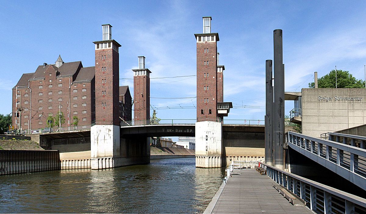 Кораб по Рейн удари носеща колона на мост - 25-има са ранени