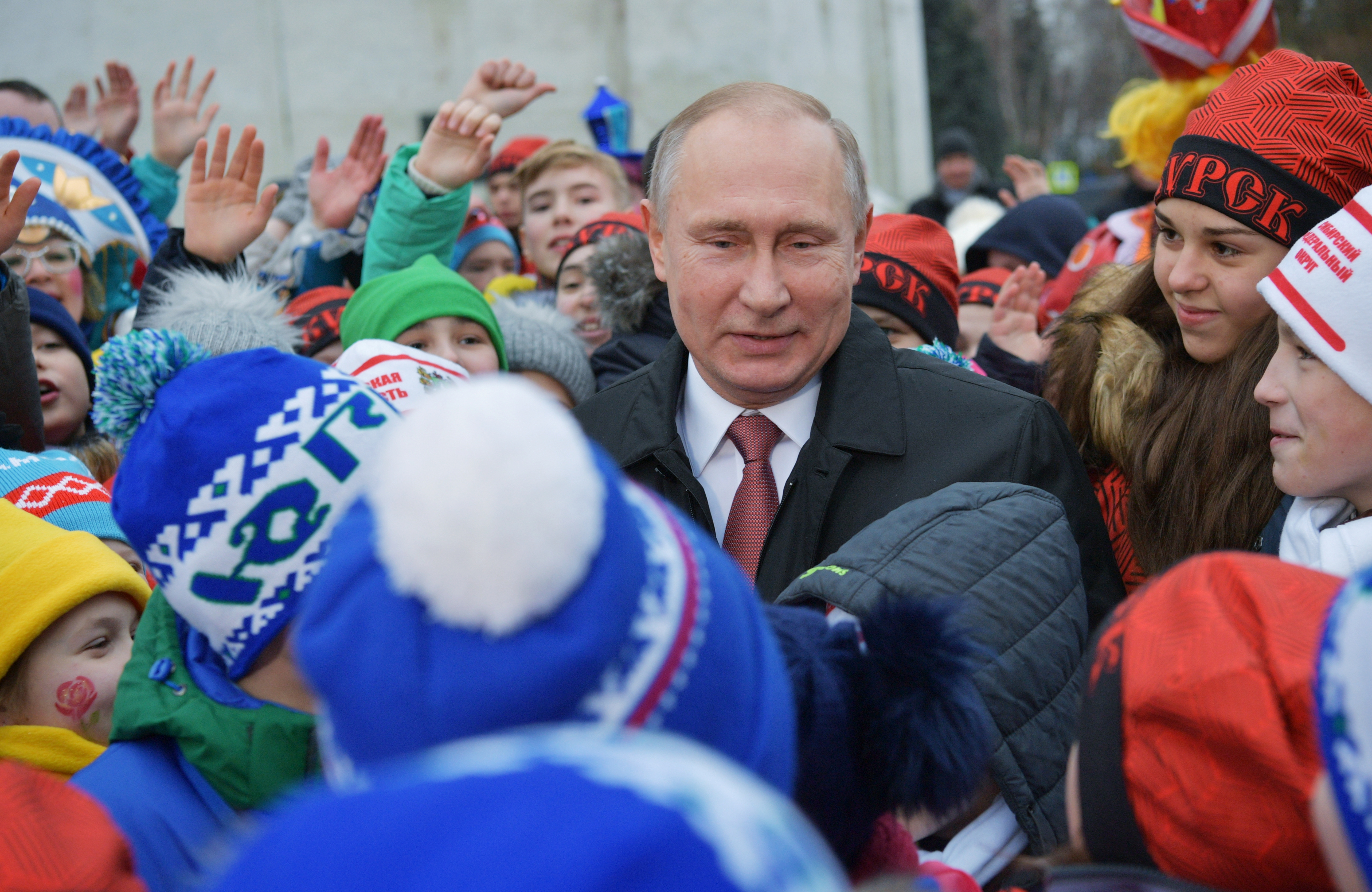 Владимир Путин се смее, разговаряйки с деца, след като те посетиха новогодишно шоу в Кремъл на 26 декември