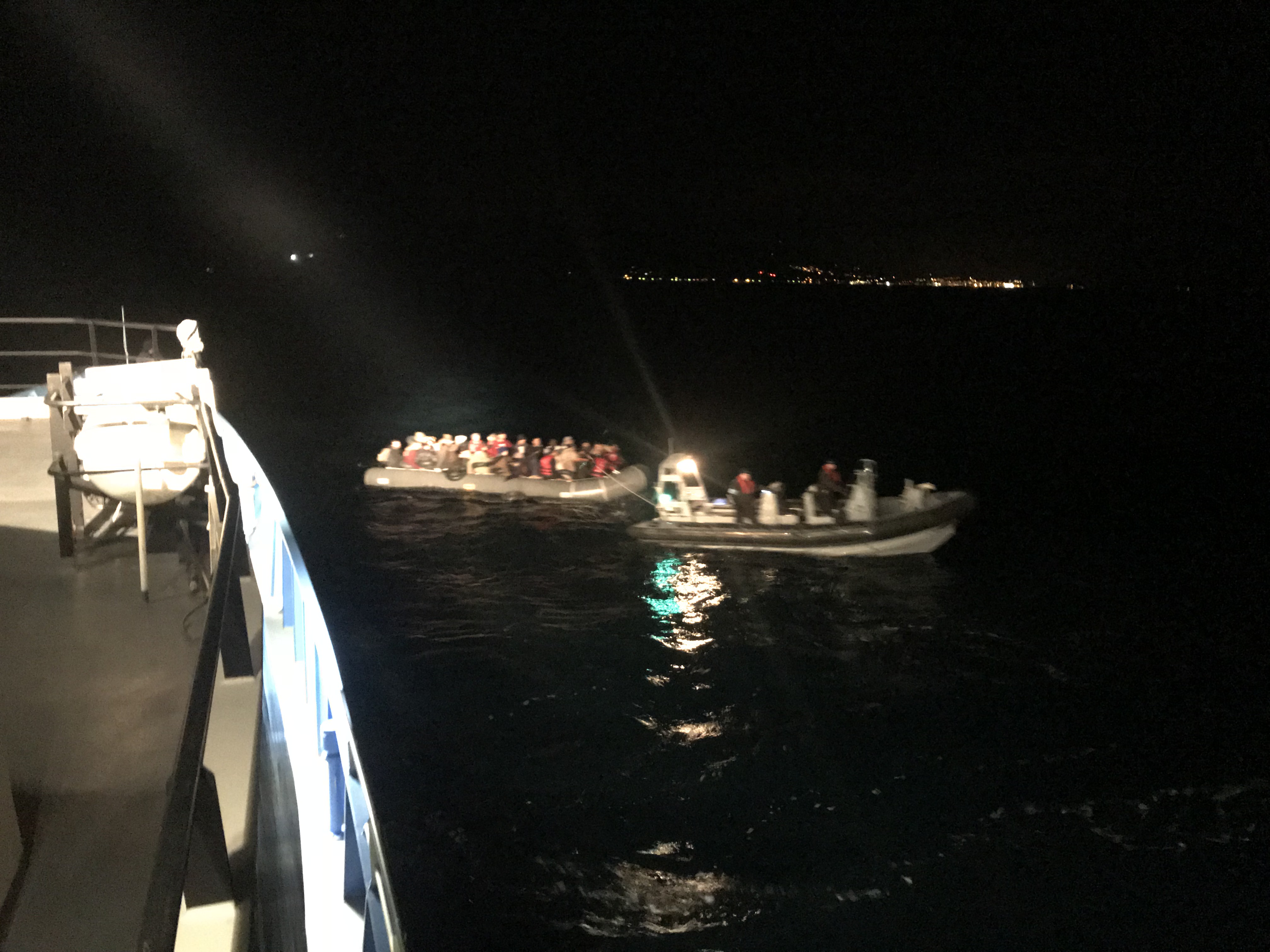 Кораб ”Обзор” спасил над 1 000 души в Егейско море