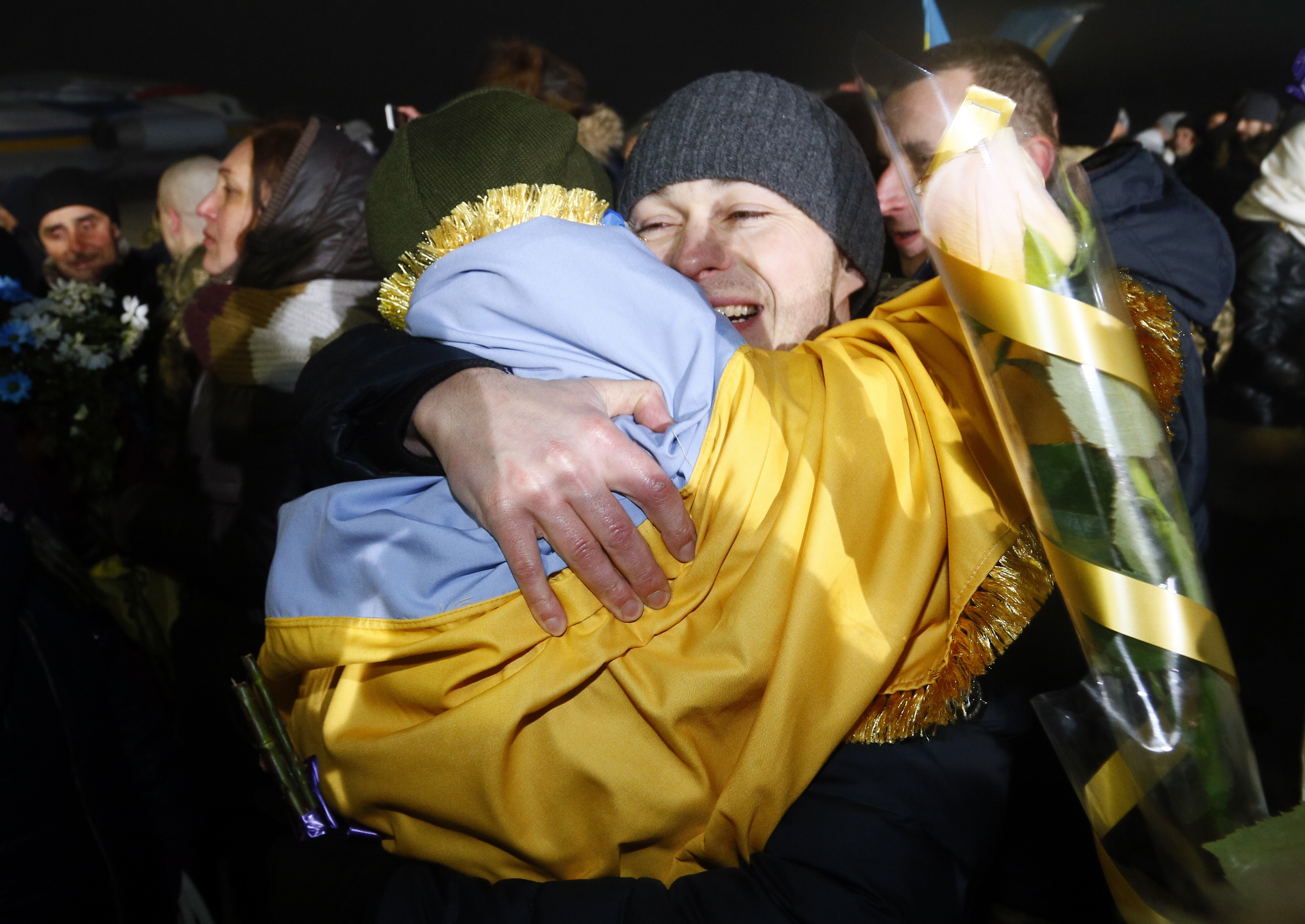 Киев посрещна като герои 73 освободени пленници (снимки)