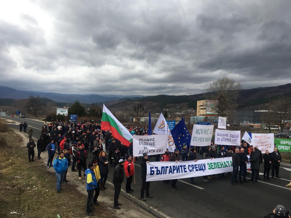 Хора от Банско протестират на главен път Е-79