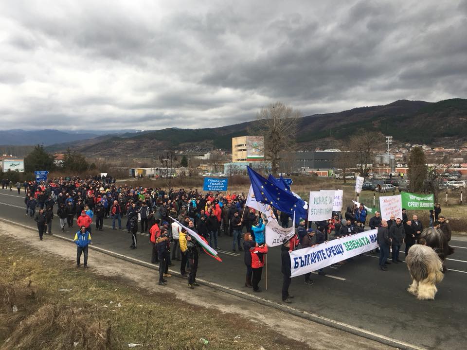 Бансканлии протестират с плакати и знамена