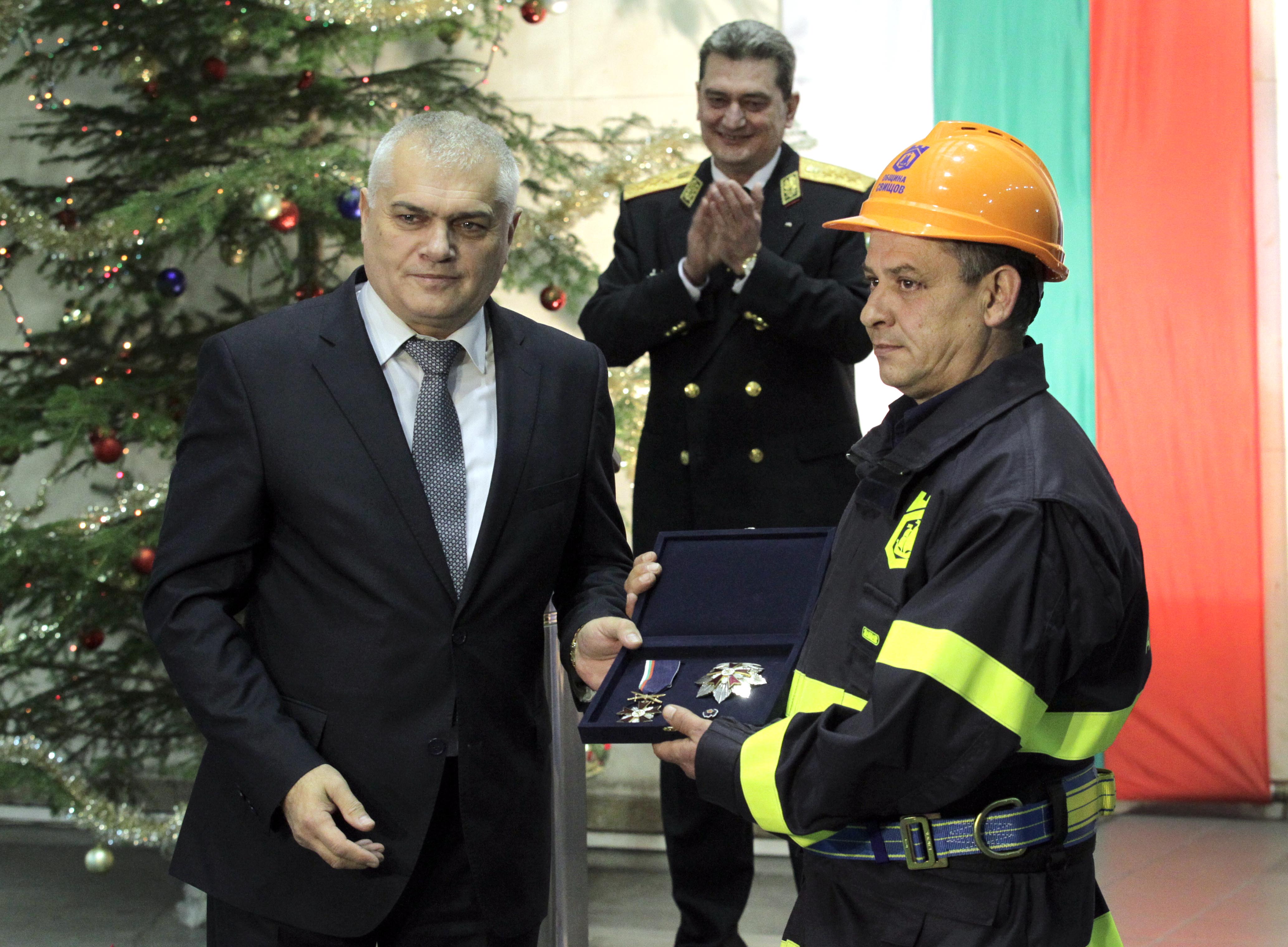 Валентин Радев награди доброволци, гасили пожар