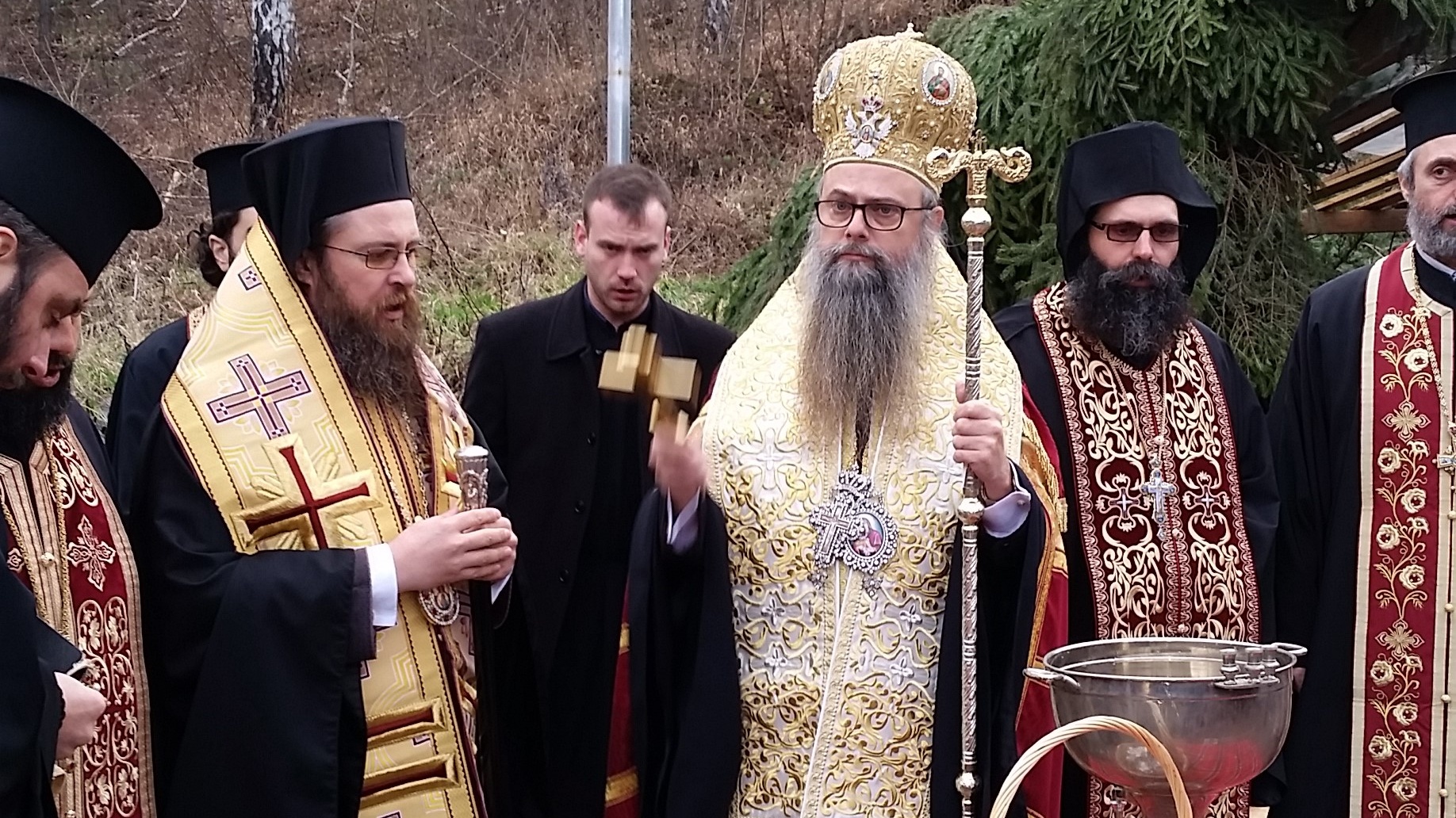 Дядо Николай раздаде курбан и икони на път в Родопите