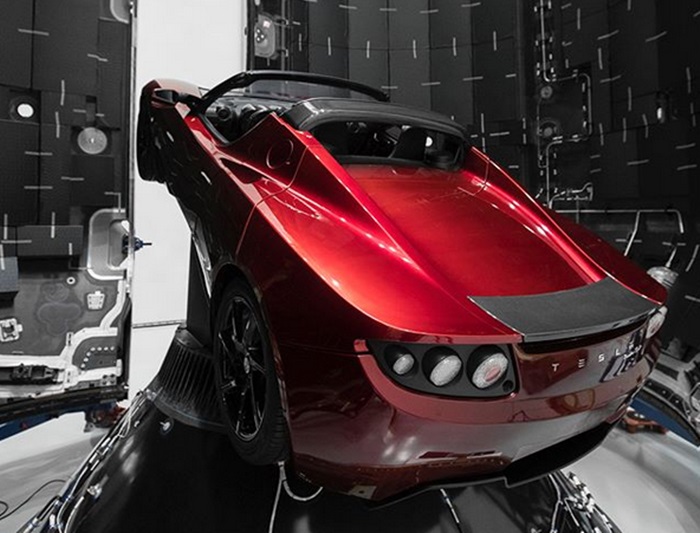 Tesla Roadster се готви за полета си към Марс