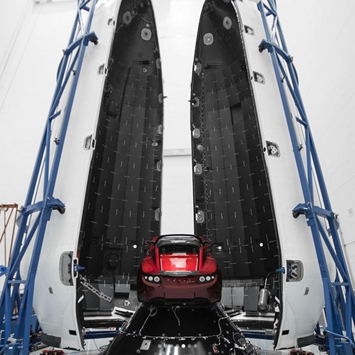 Tesla Roadster се готви за полета си към Марс
