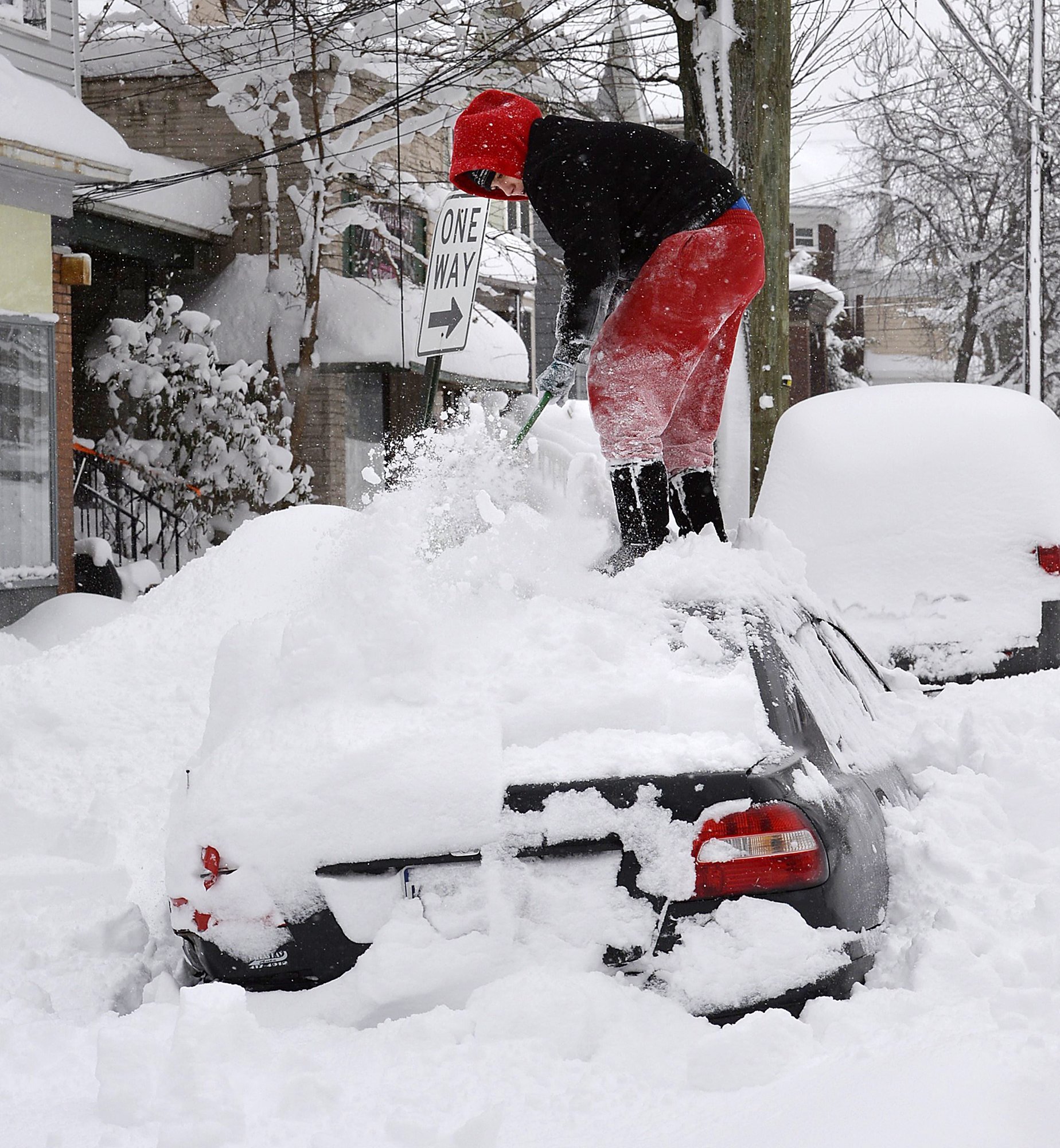 Весело со снегом. Откапывает машину из снега. Машина в снегу. Машина в сугробе. Откапывание машины из под снега.