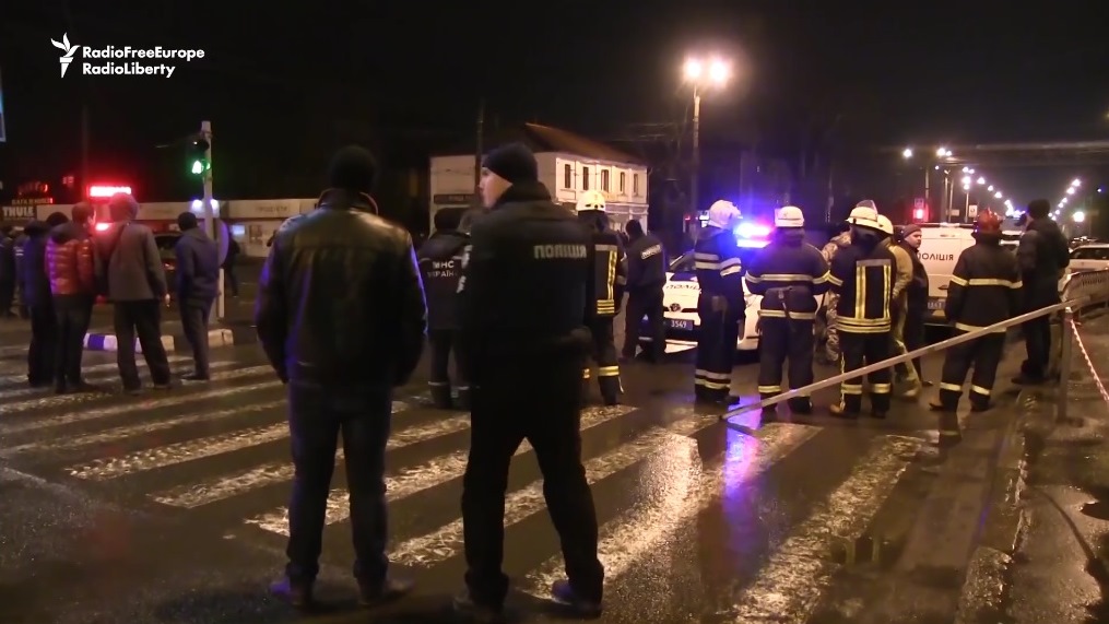 Неизвестен взе 11 заложници в Харков (Видео)