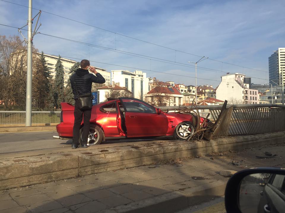 Шофьор без книжка се е врязал с колата си в парапет