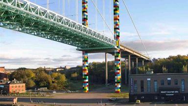 Български художник декорира мост в Швеция като "лего" играчка 