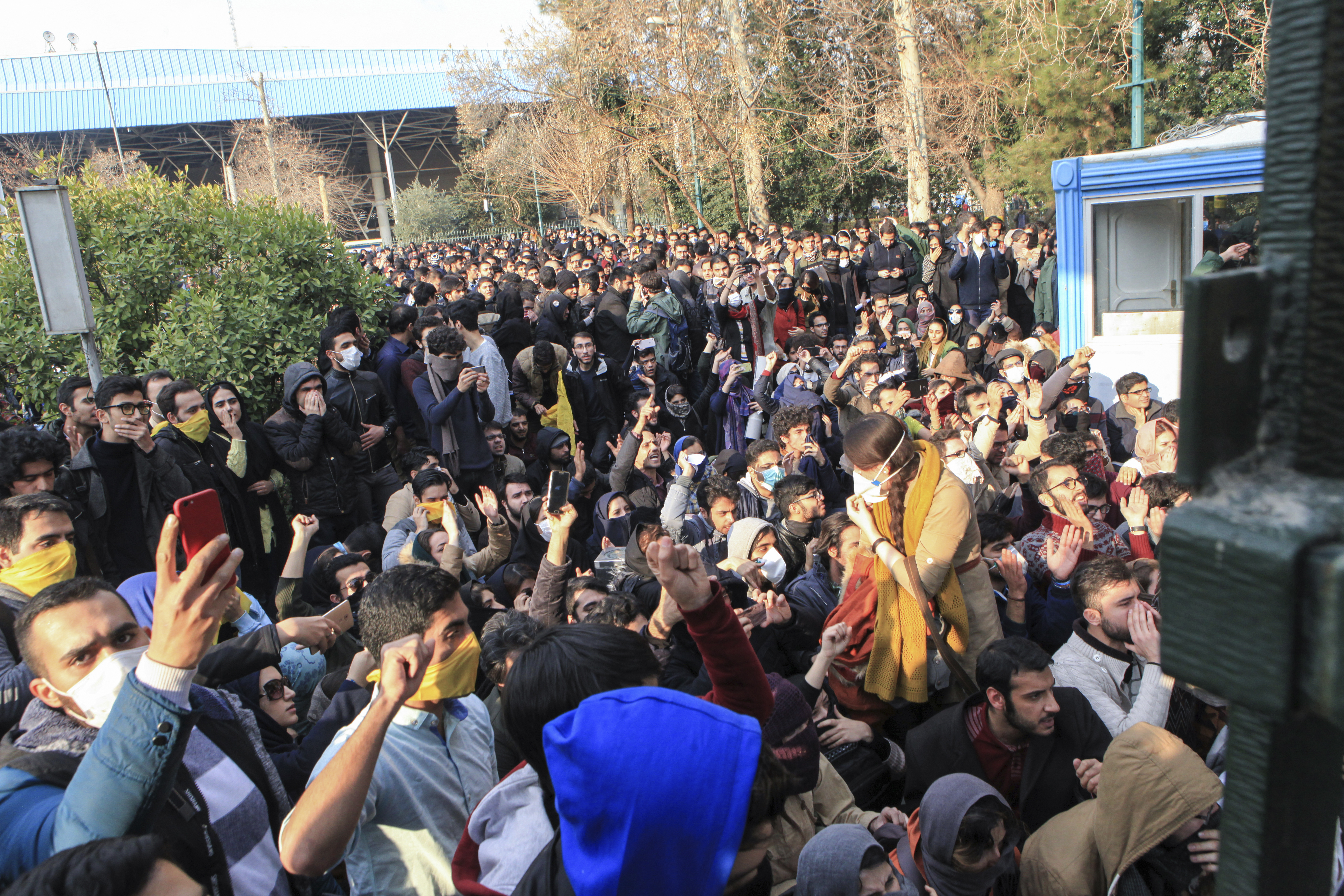 Протест на студенти пред университета в Техеран