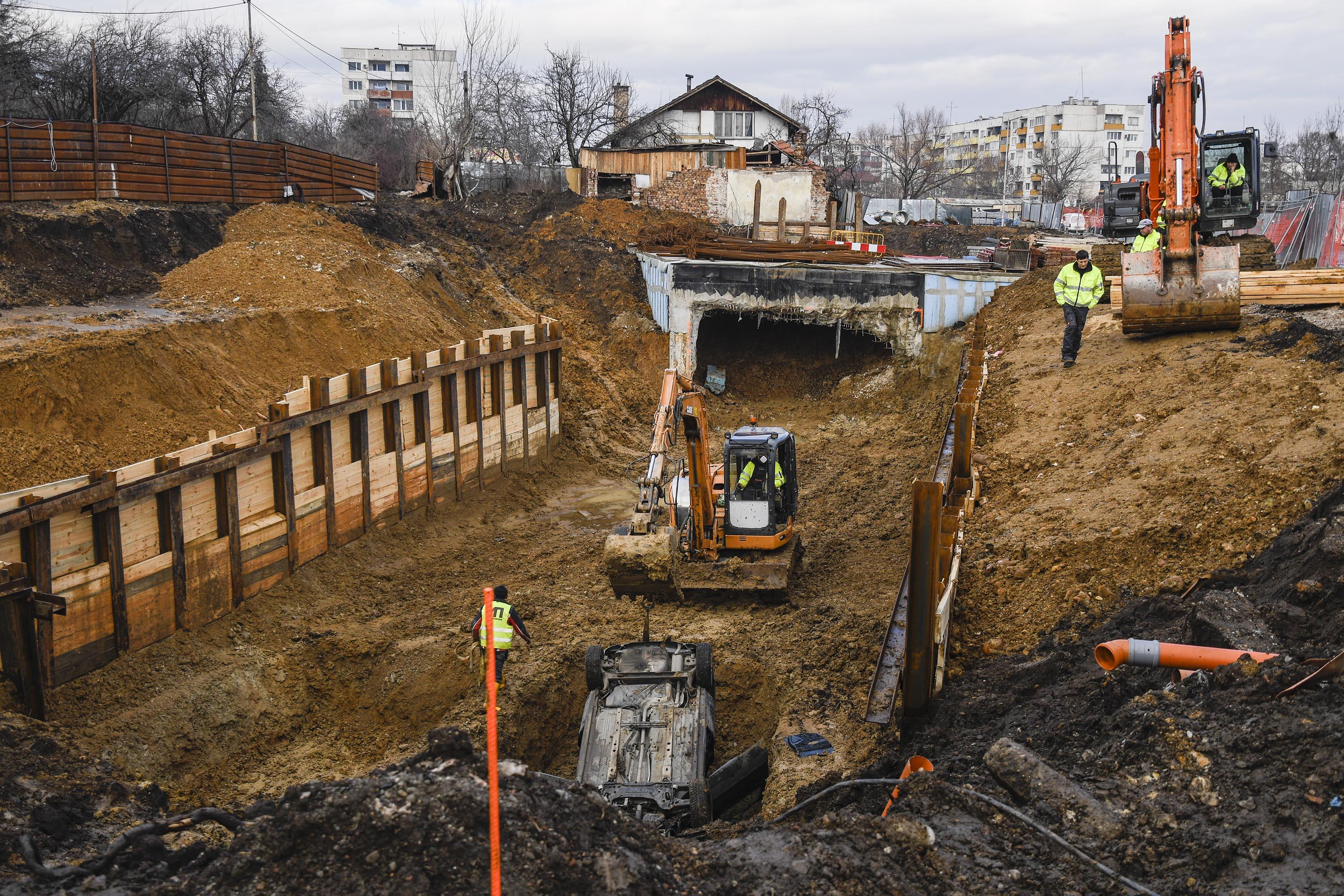 Кола падна в 10-метров изкоп за метрото в София