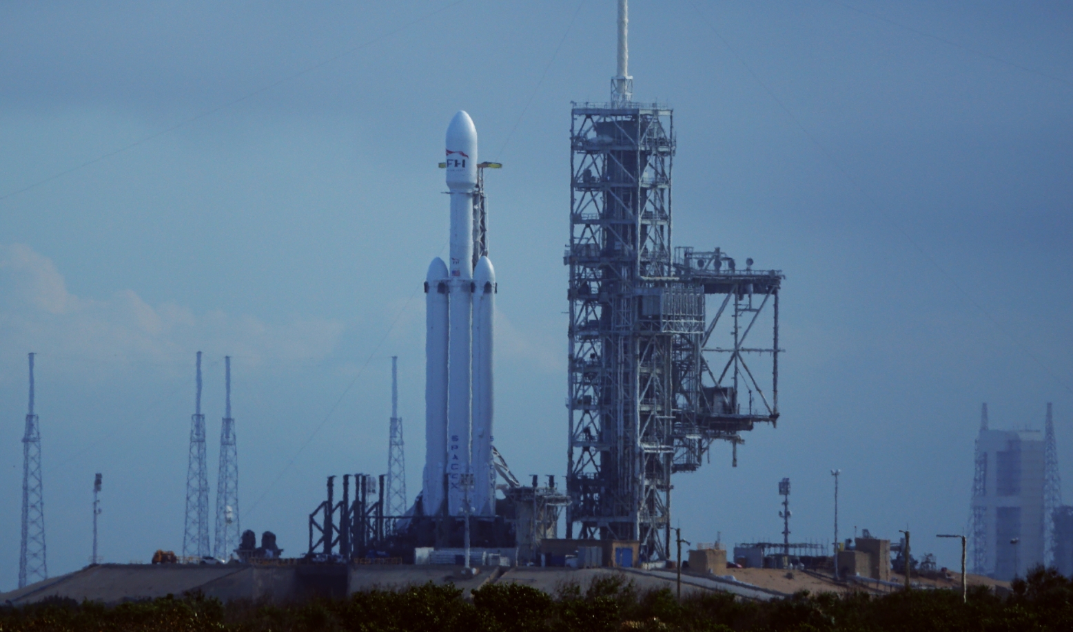 Falcon Heavy е готова за изстрелване