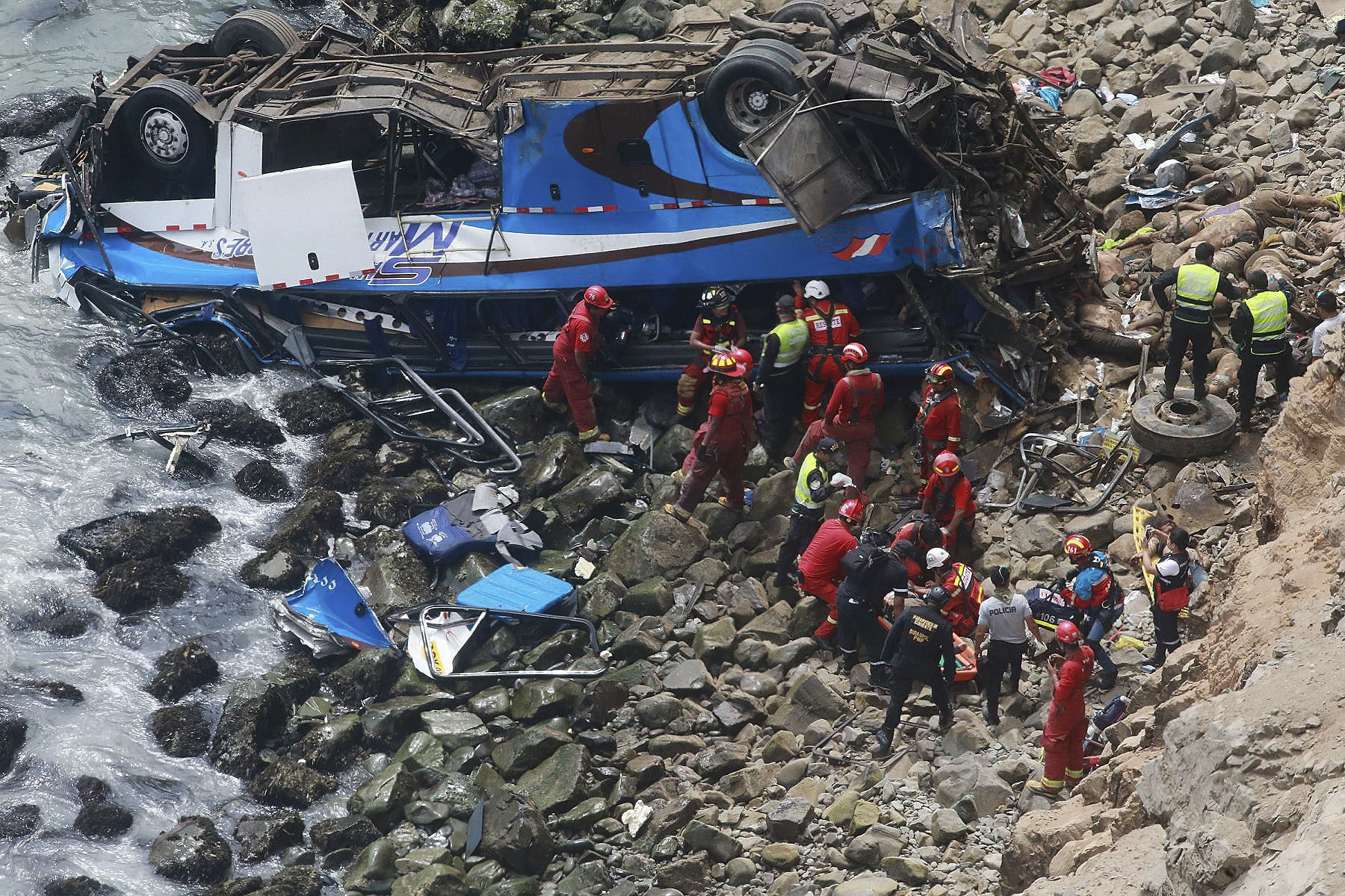 Поне 48 мъртви при катастрофа между автобус и трактор в Перу