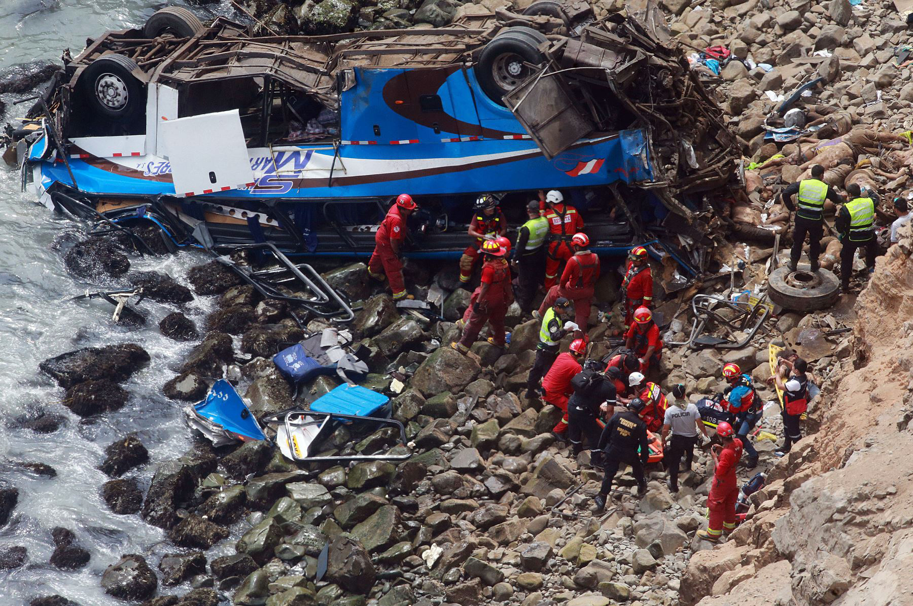 Автобус падна в урва след катастрофа с трактор в Перу, десетки загинаха