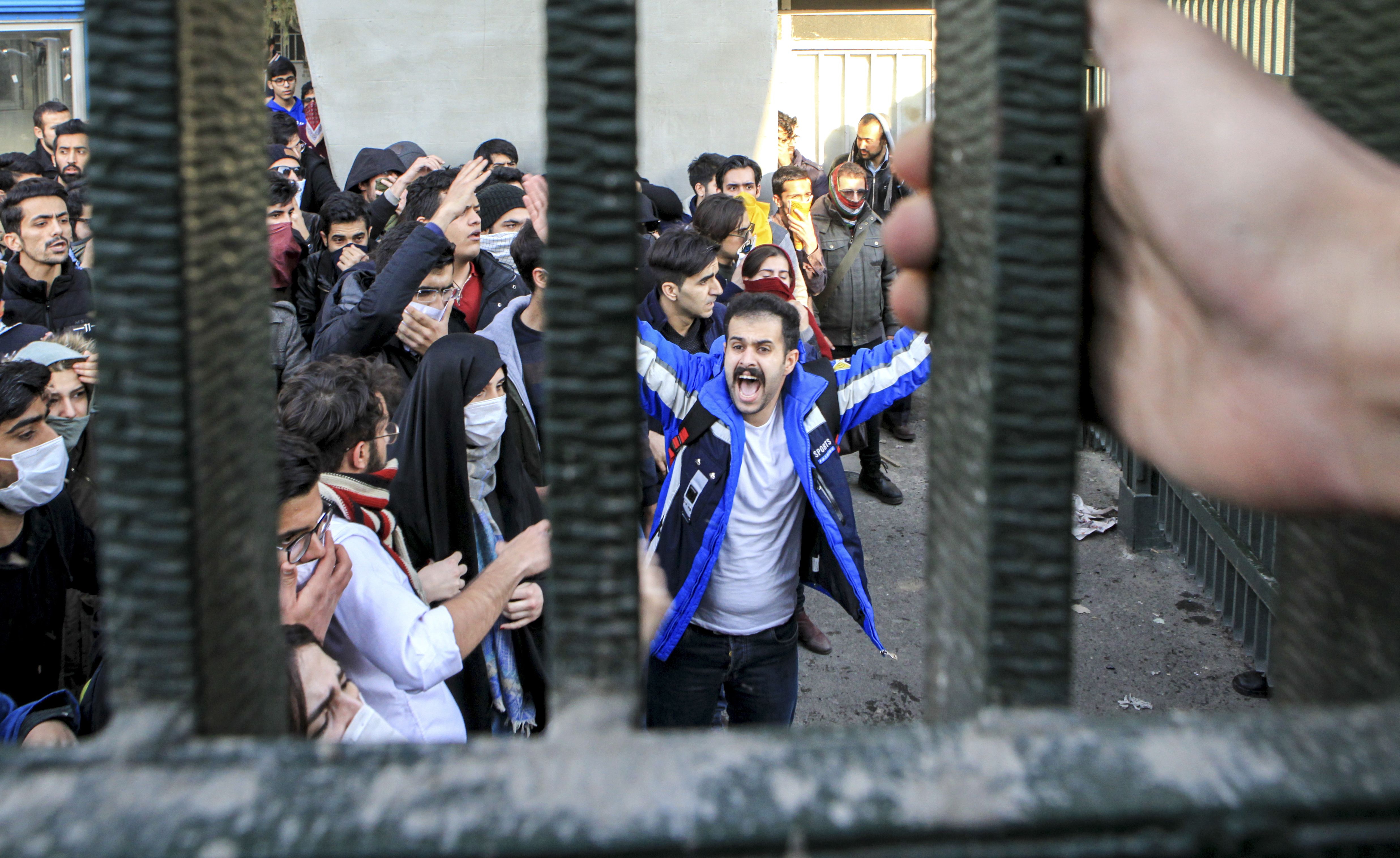 Защо икономиката изкара иранците на улицата?