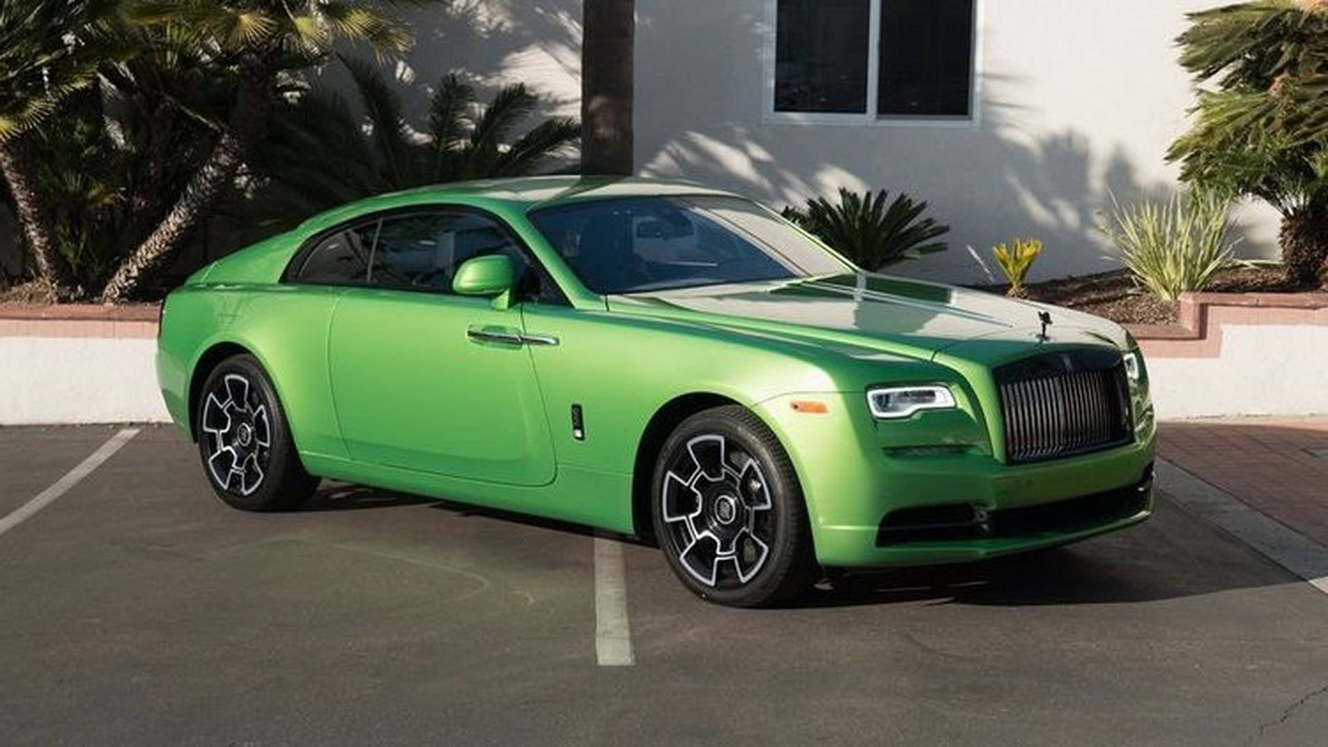 Насладете се на този спортен и зелен Rolls-Royce (снимки)
