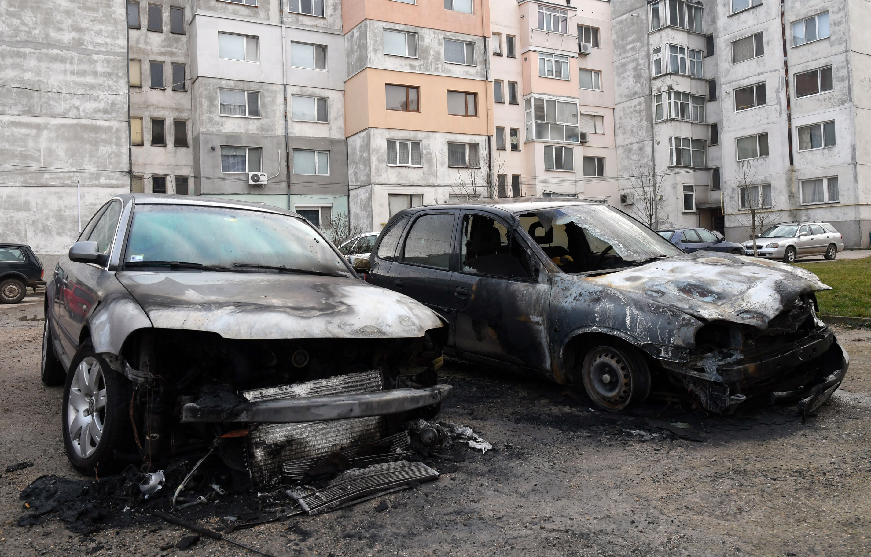 Запалиха колите на двама горски стражари