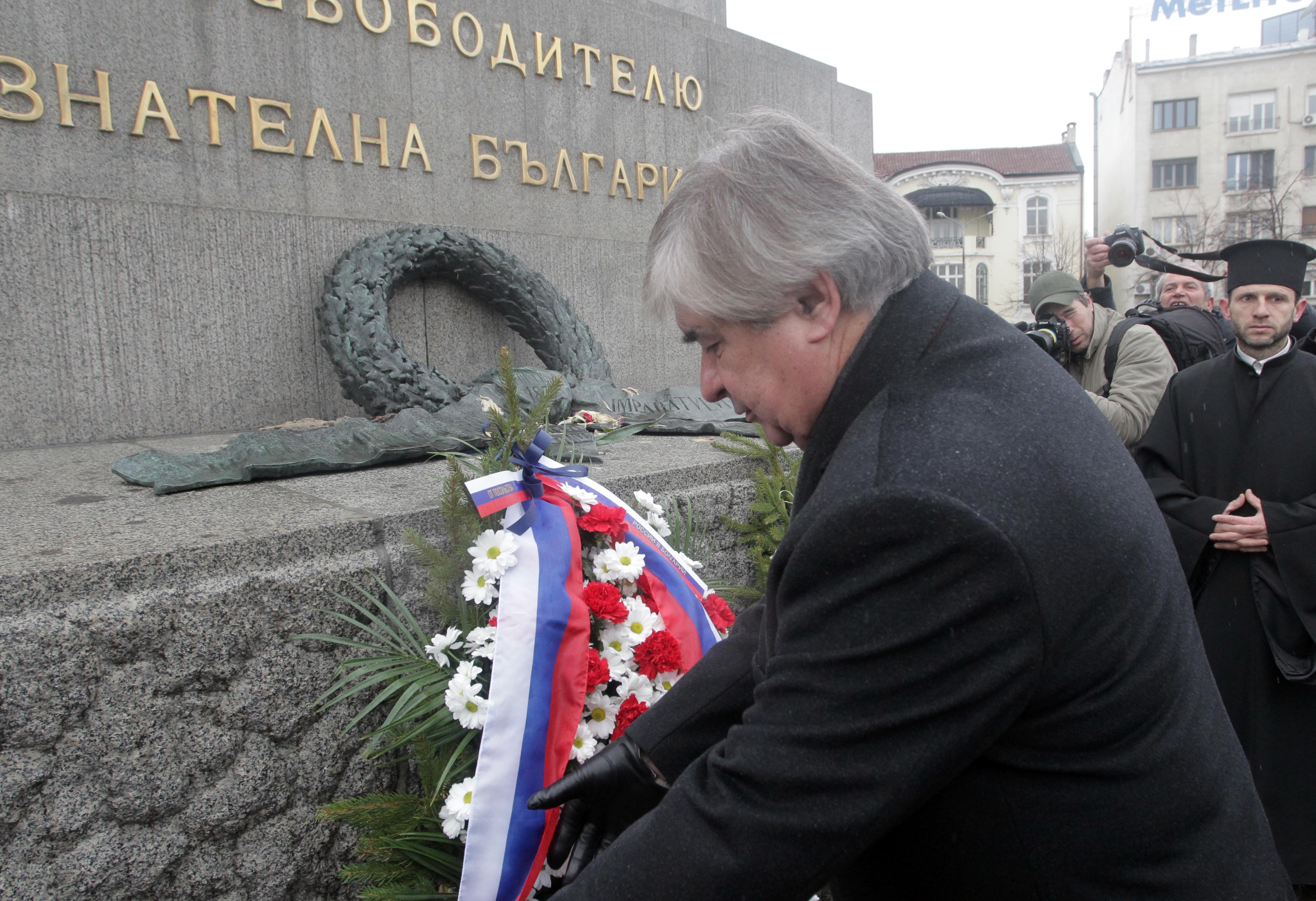 Посланик Анатолий Макаров поднесе венец на паметника на ген. Гурко
