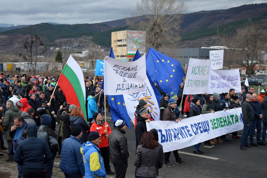 Протестиращи затвориха главен път Е-79 при разклона за Банско
