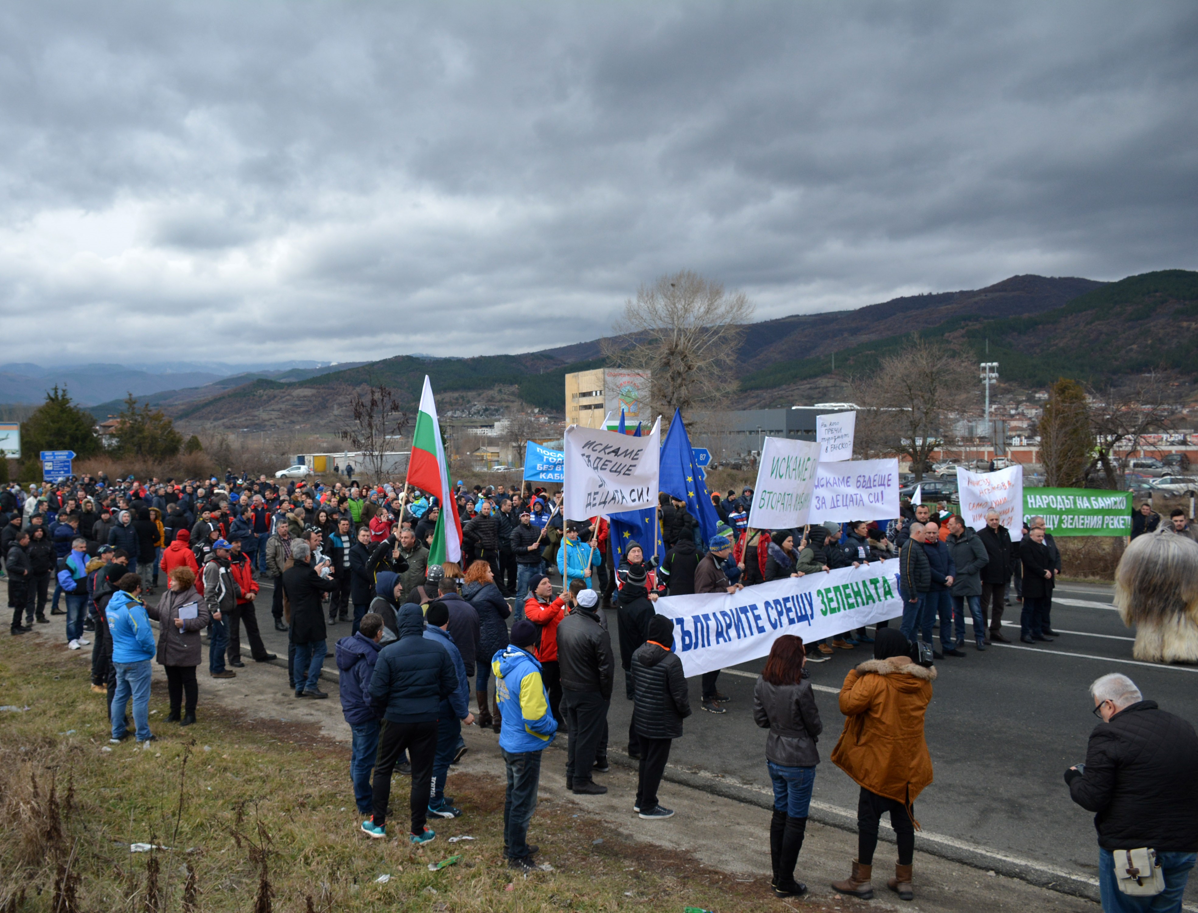 Протестиращи затвориха главен път Е-79 при разклона за Банско