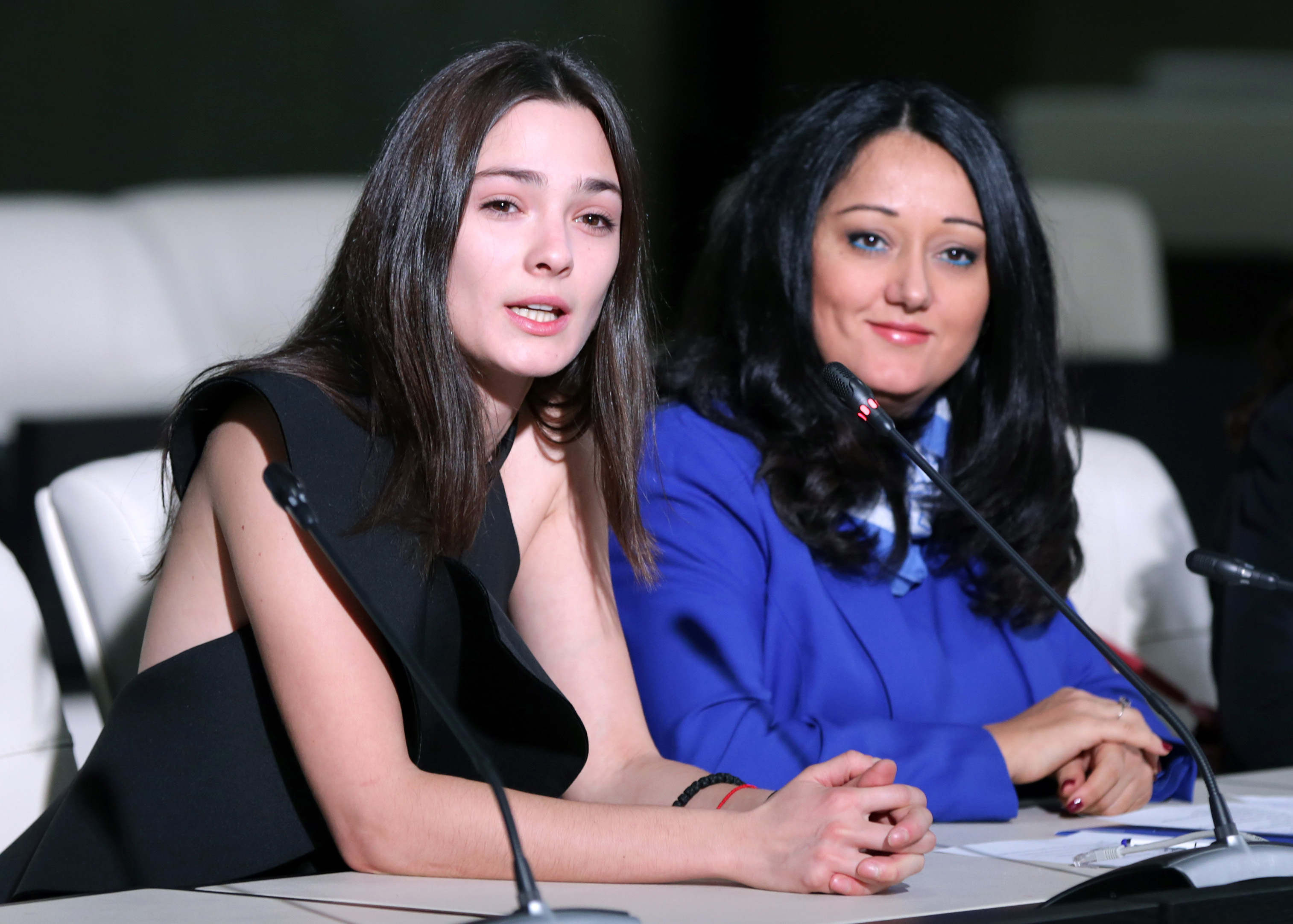 Лиляна Павлова (вдясно) и актрисата Лорина Камбурова представят клиповете