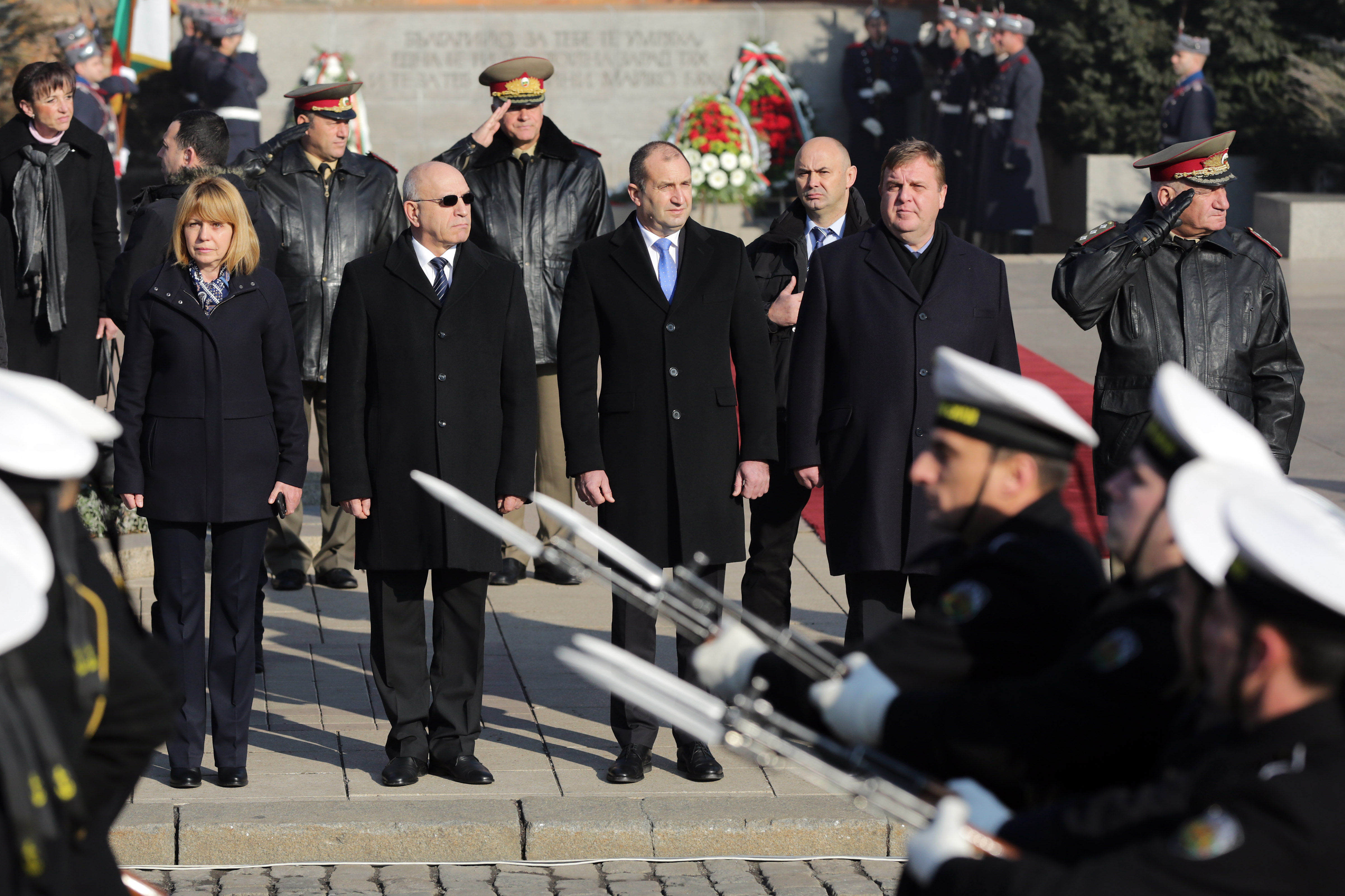 Президентът Румен Радев положи венец пред паметника на Незнайния войн