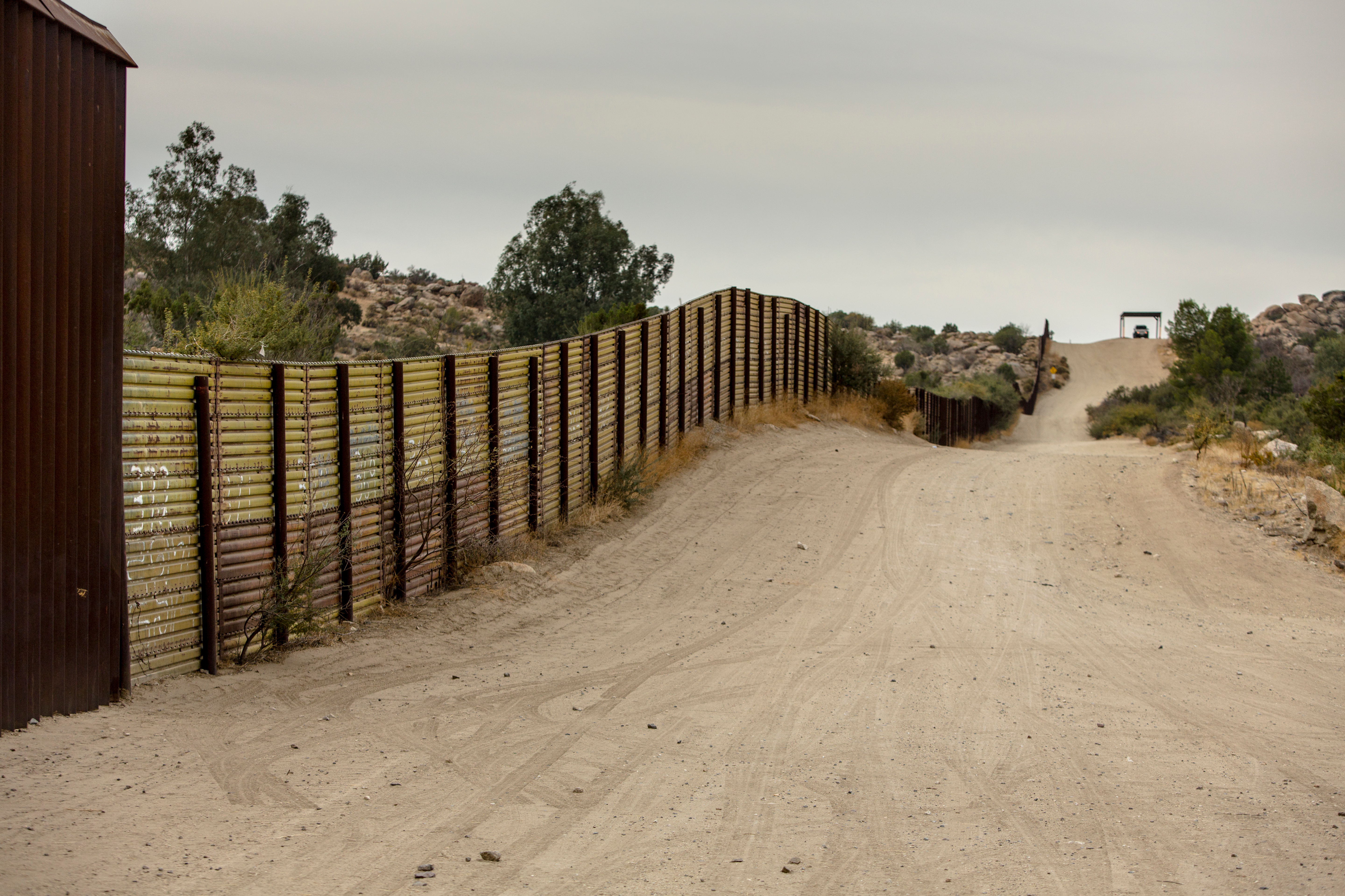 Предвижда се построяването на  651-километрова заменяща или вторична ограда на границата с Мексико